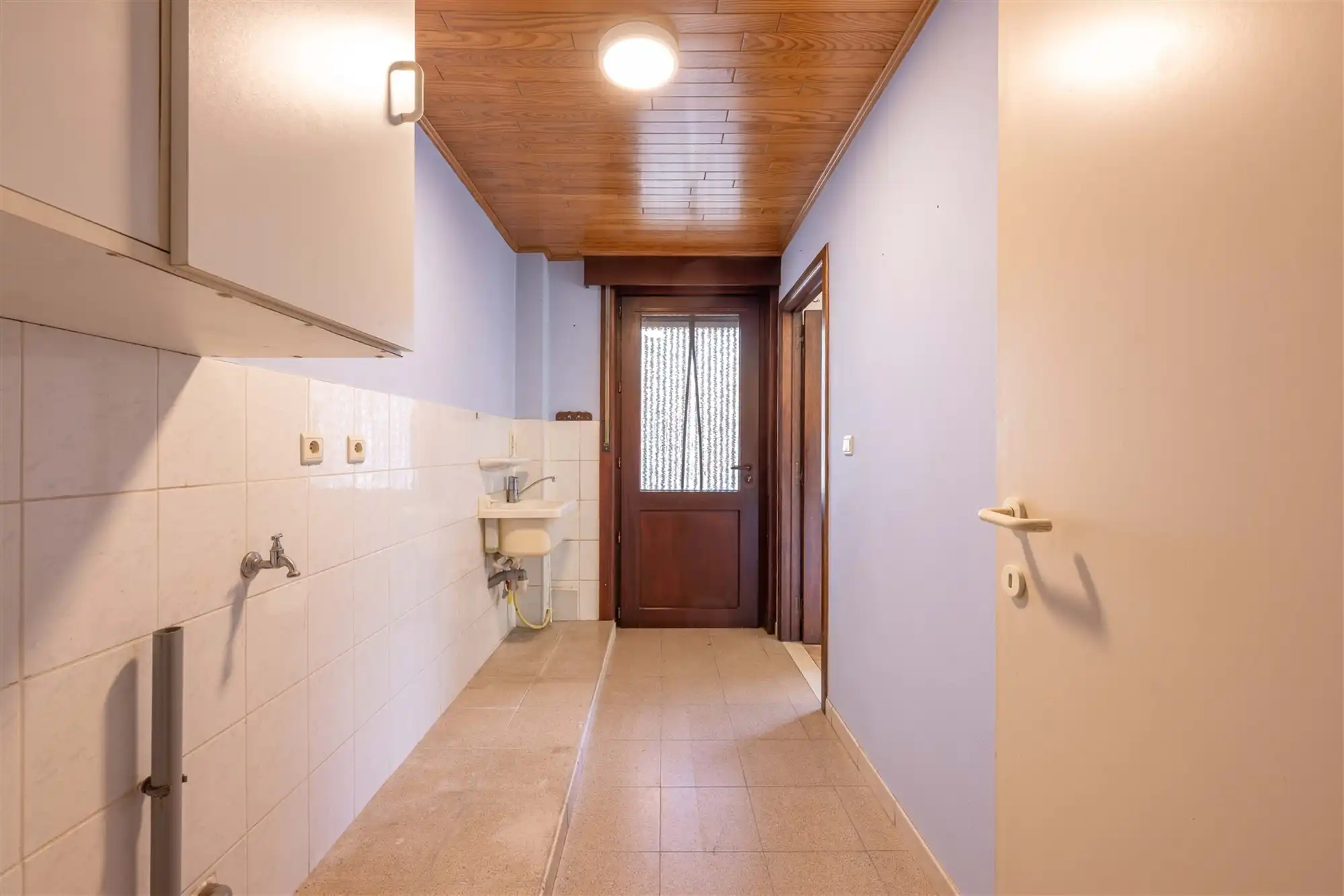 Kloeke halfopen woning met 2 garages en tuin foto 10