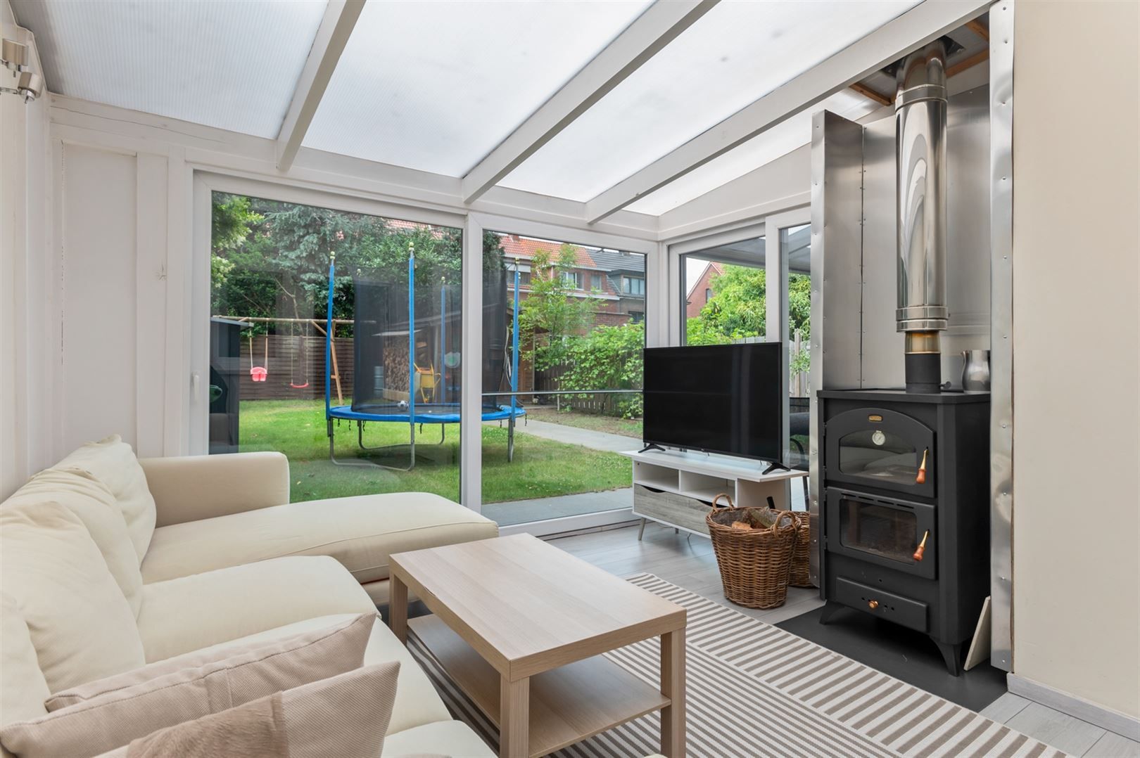 Gerenoveerde halfopen woning op ca. 300m2 met garage en tuin. foto 7