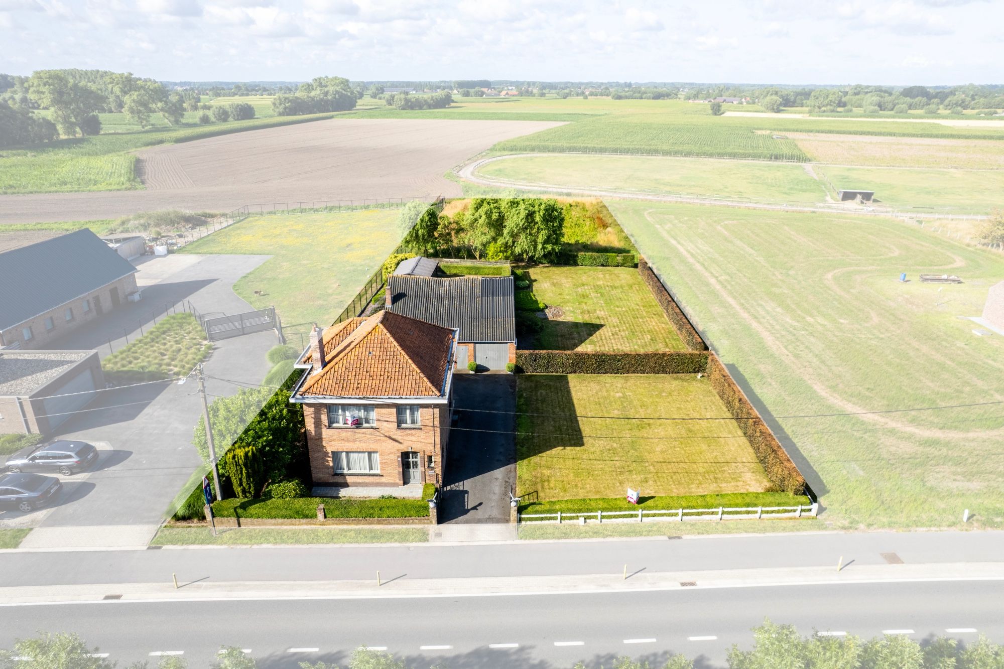 Hoofdfoto van de publicatie: LANDELIJK GELEGEN WONING met SCHUUR & WEILAND op  3173 m²