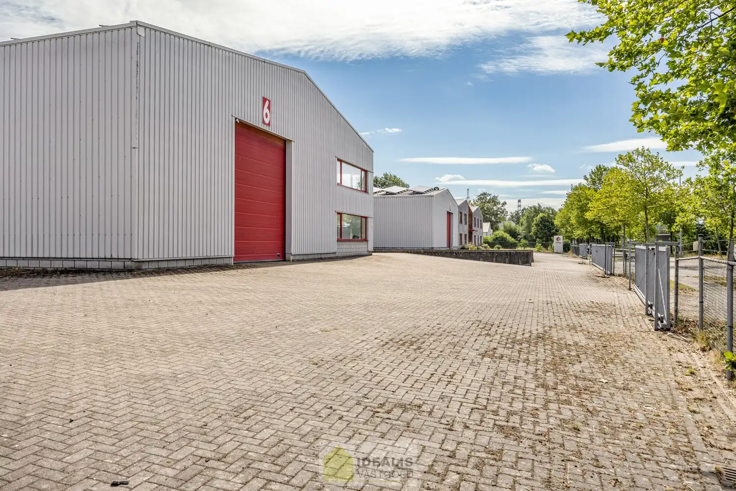 IDEALIS VASTGOED – Industrieel bedrijfsgebouw van maar liefst +-5000m² bruikbare oppervlakte, bestaande uit bedrijfshallen, kantoor- en vergaderruimtes en een appartement met een centrale ligging op industrieterrein Genk Zuid op een perceel van 10.326m² (1,03 hectare). foto 10