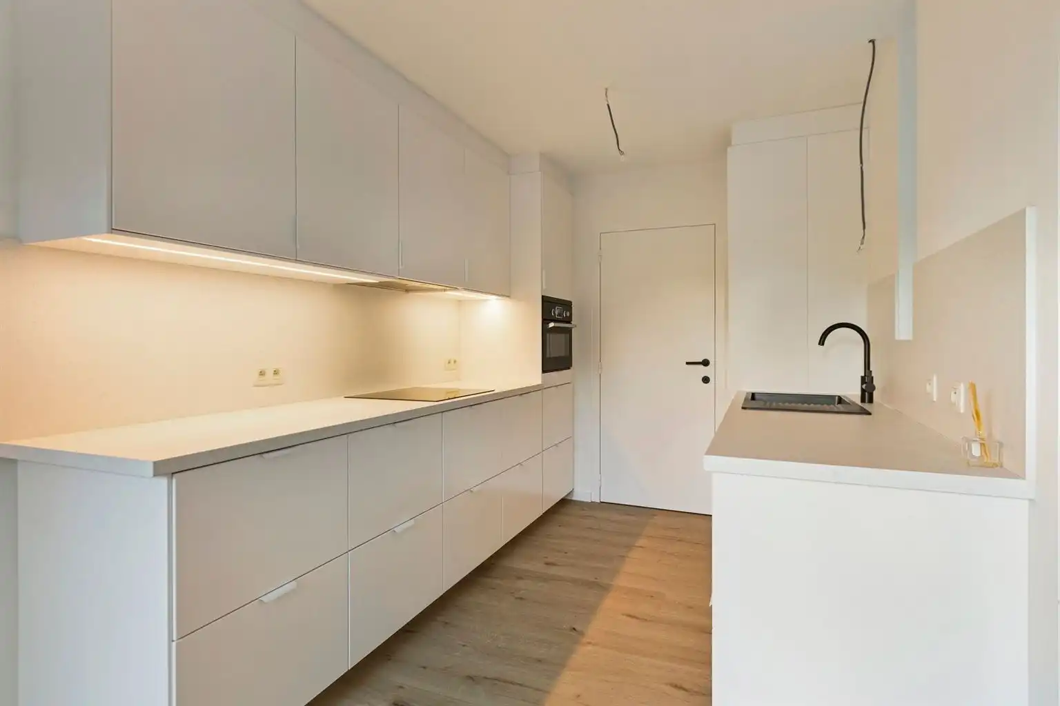 Recent gerenoveerd, ruim en lichtrijk 2-slaapkamerappartement in hartje Maaseik.  foto 5