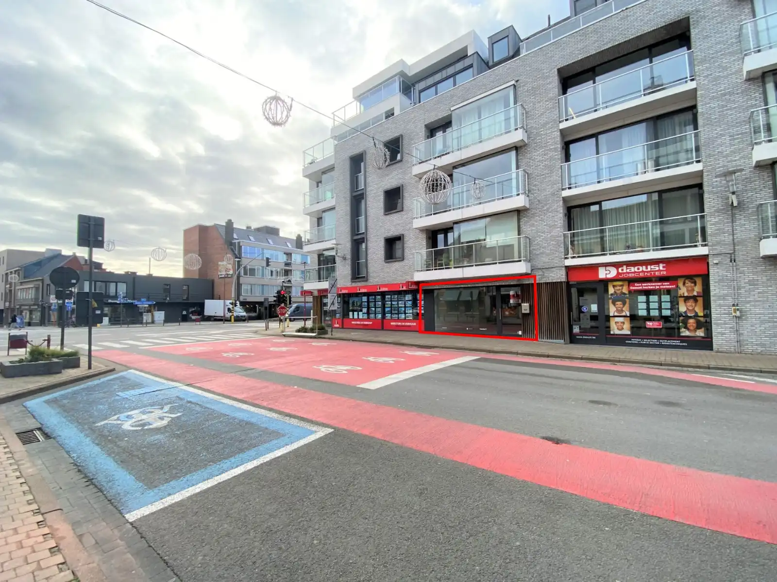 Exclusief gelegen handelsruimte in centrum Deinze foto {{pictureIndex}}