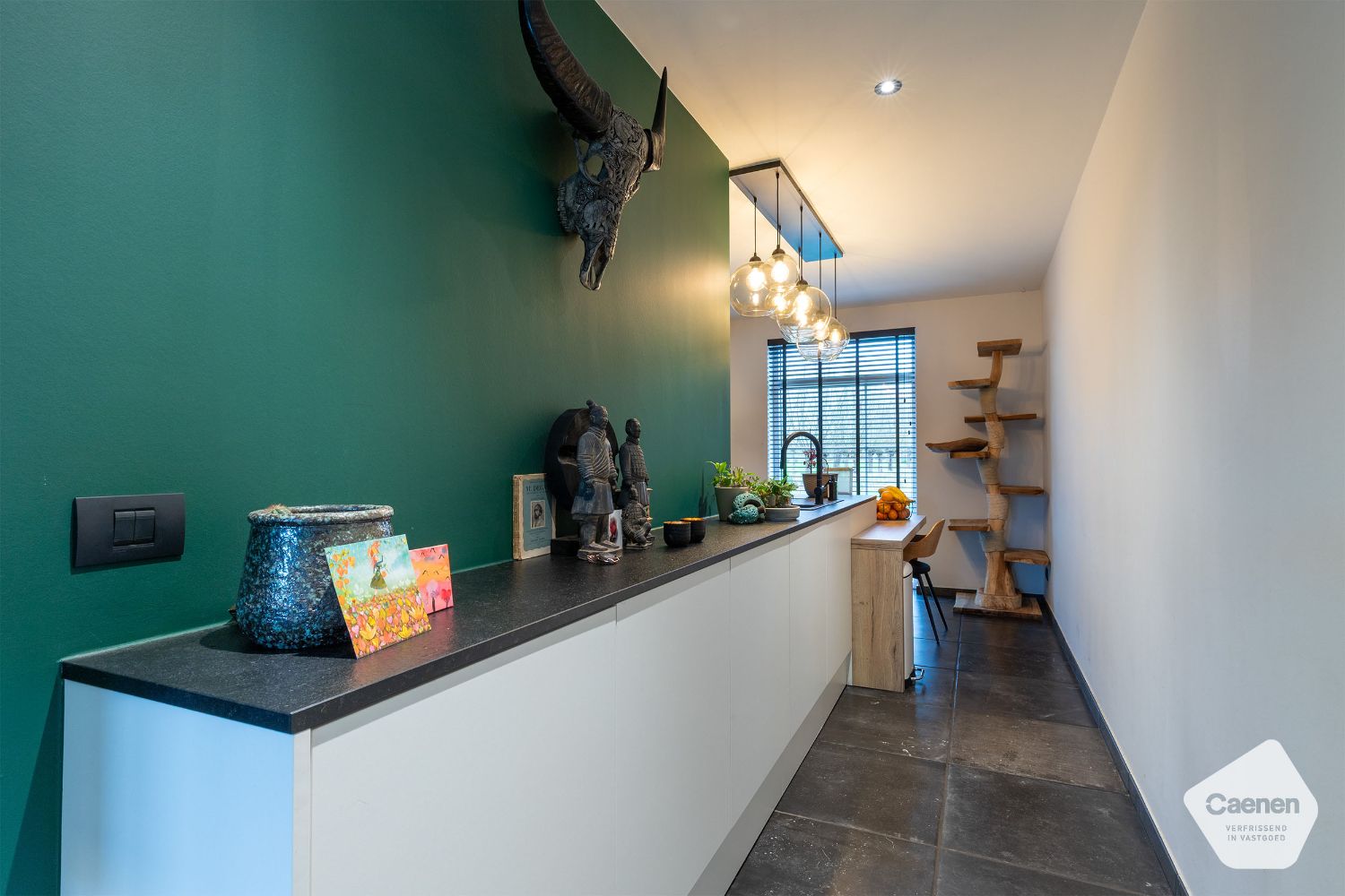 Recente instapklare woning ( BJ 2021) in een doodlopende straat met 4 slaapkamers, carport en tuin. foto 5