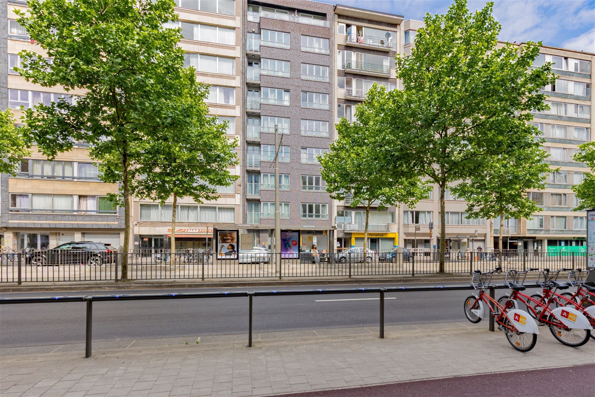 Perfect instapklaar en ruim 1 slaapkamer appartement op de Belgiëlei foto 2