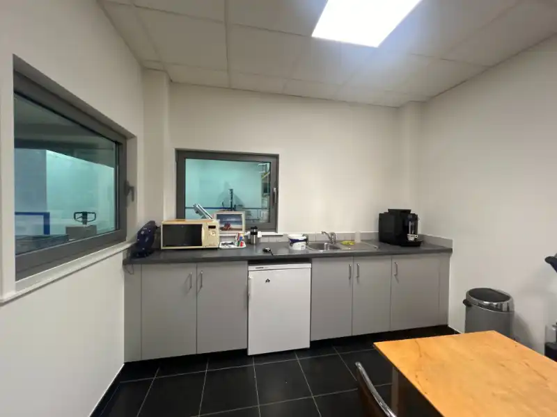 Instapklare KMO-unit met magazijn, kantoor & parking foto 11