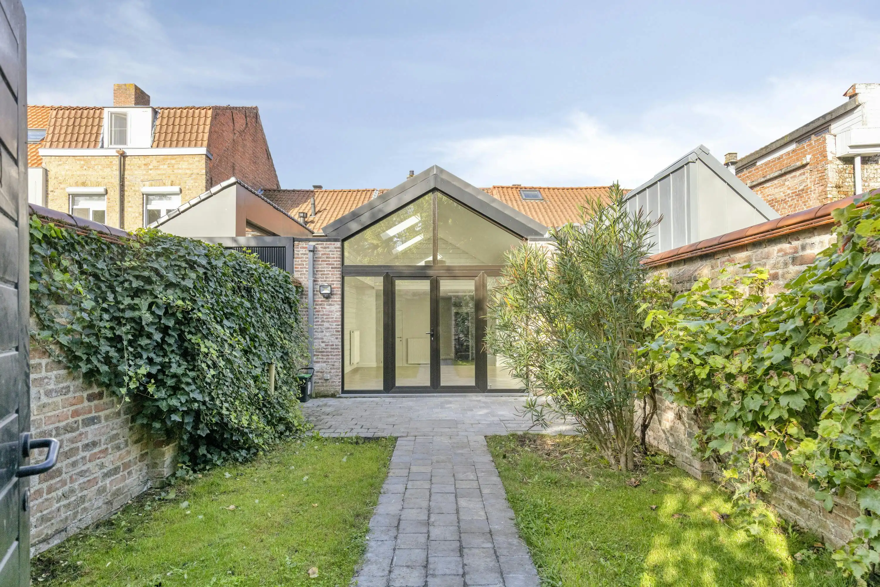 Instapklaar huis te koop met tuin en garage in Brugge foto 4