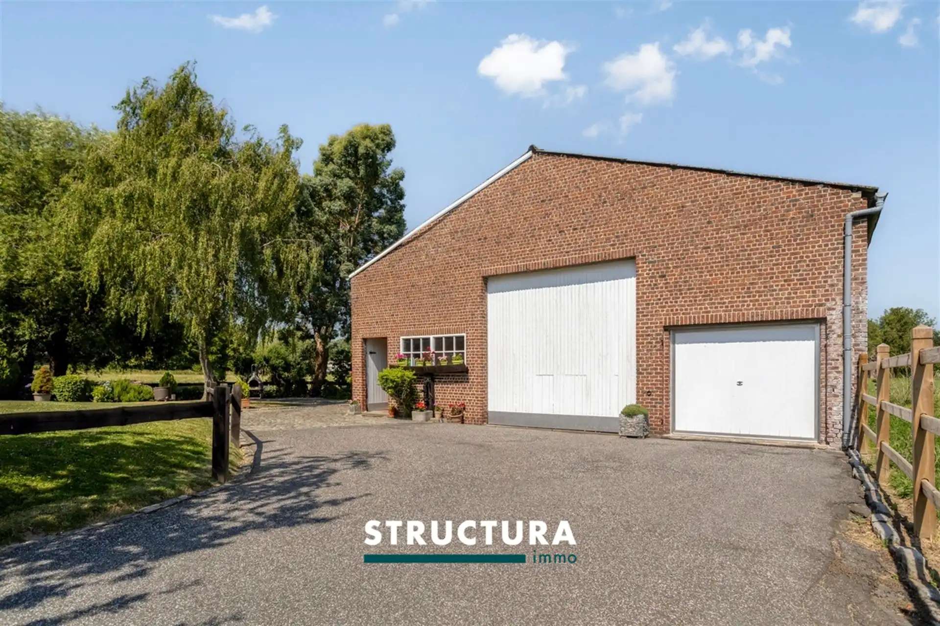 Villa met grote loods, omgeven door groen  foto 29