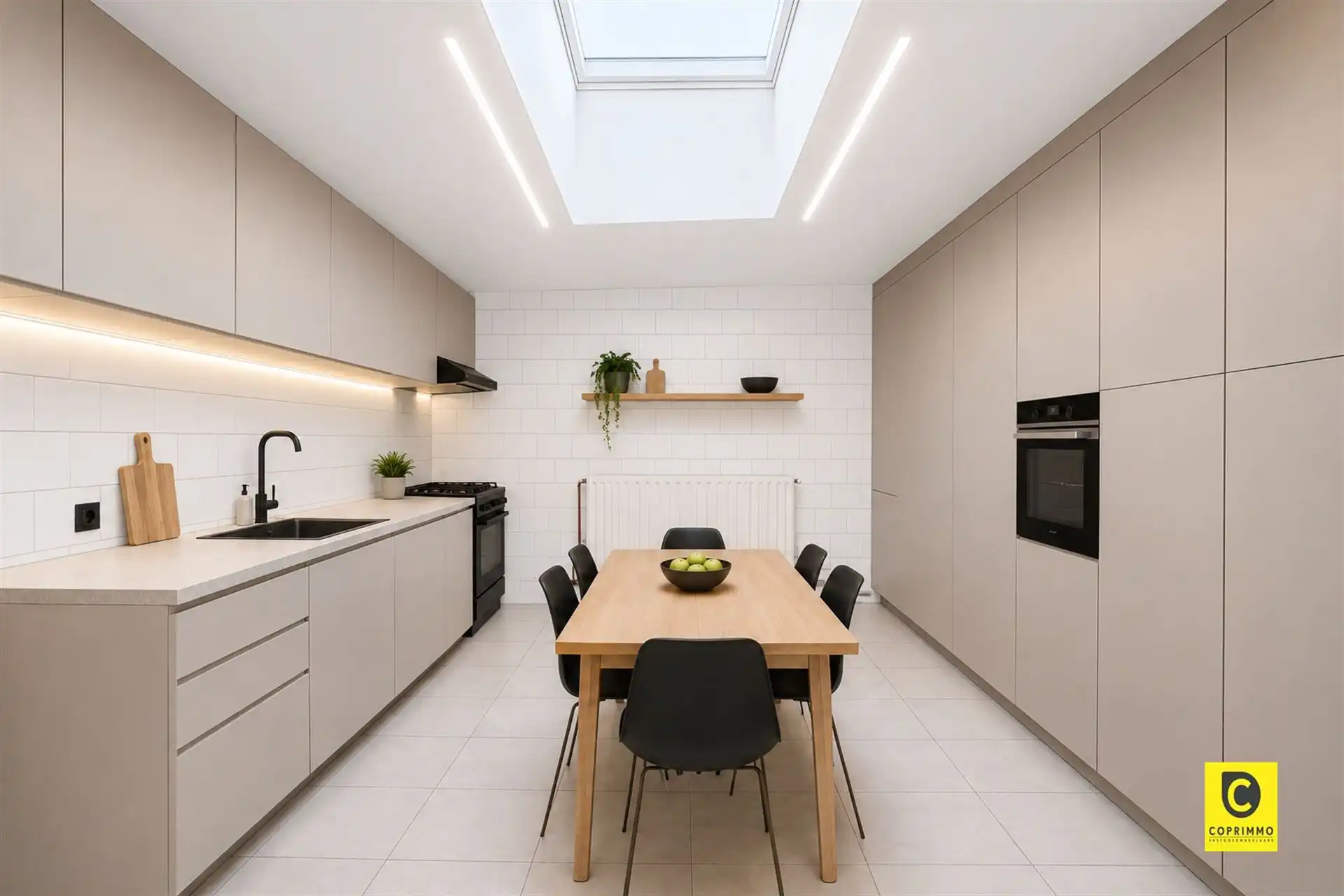 Ruime multifunctionele woning met parking foto 18
