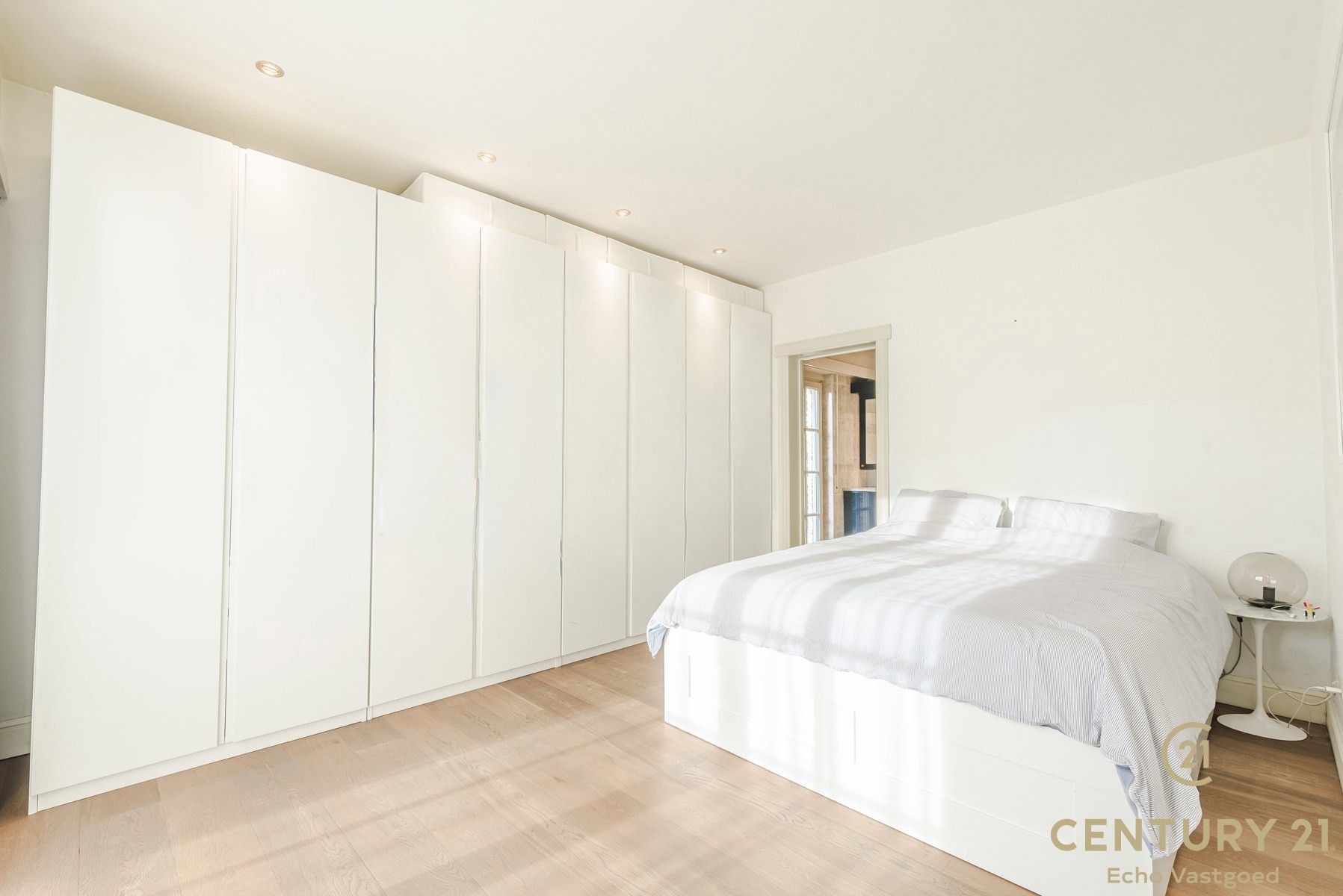 Praktisch gelegen, perfect onderhouden villa met zwembad foto 16