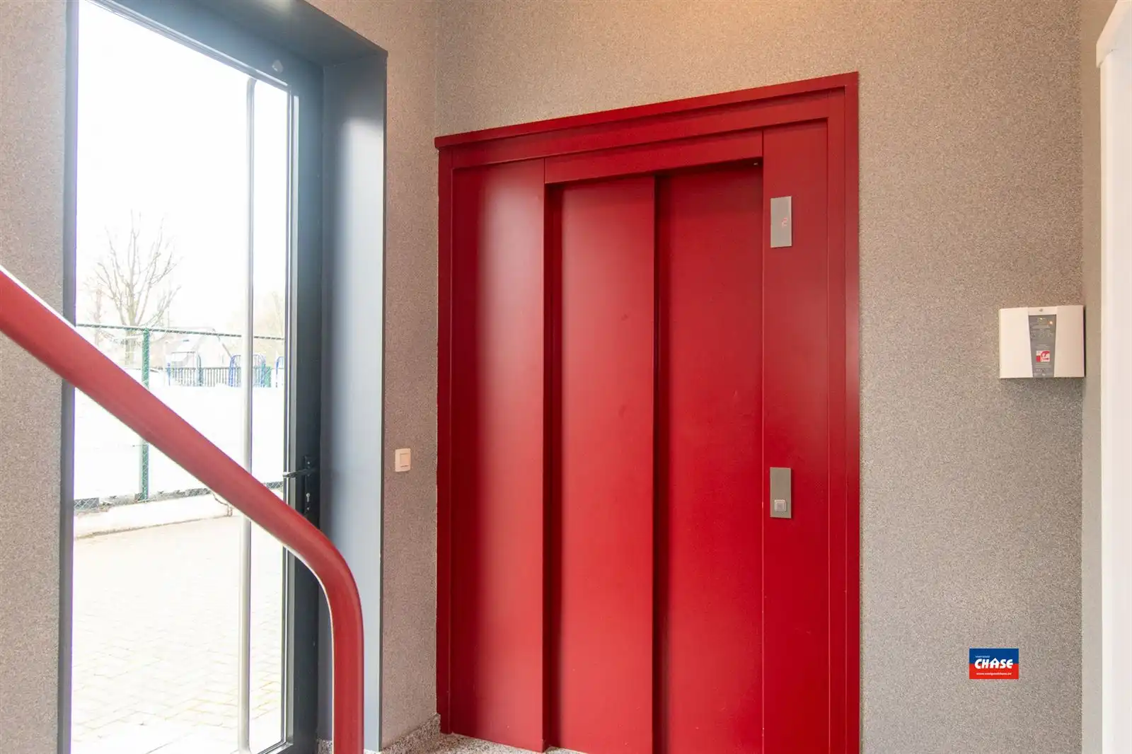 Gemengd gebouw met winkel, 2 appartementen, kantoor en magazijnruimte foto 15