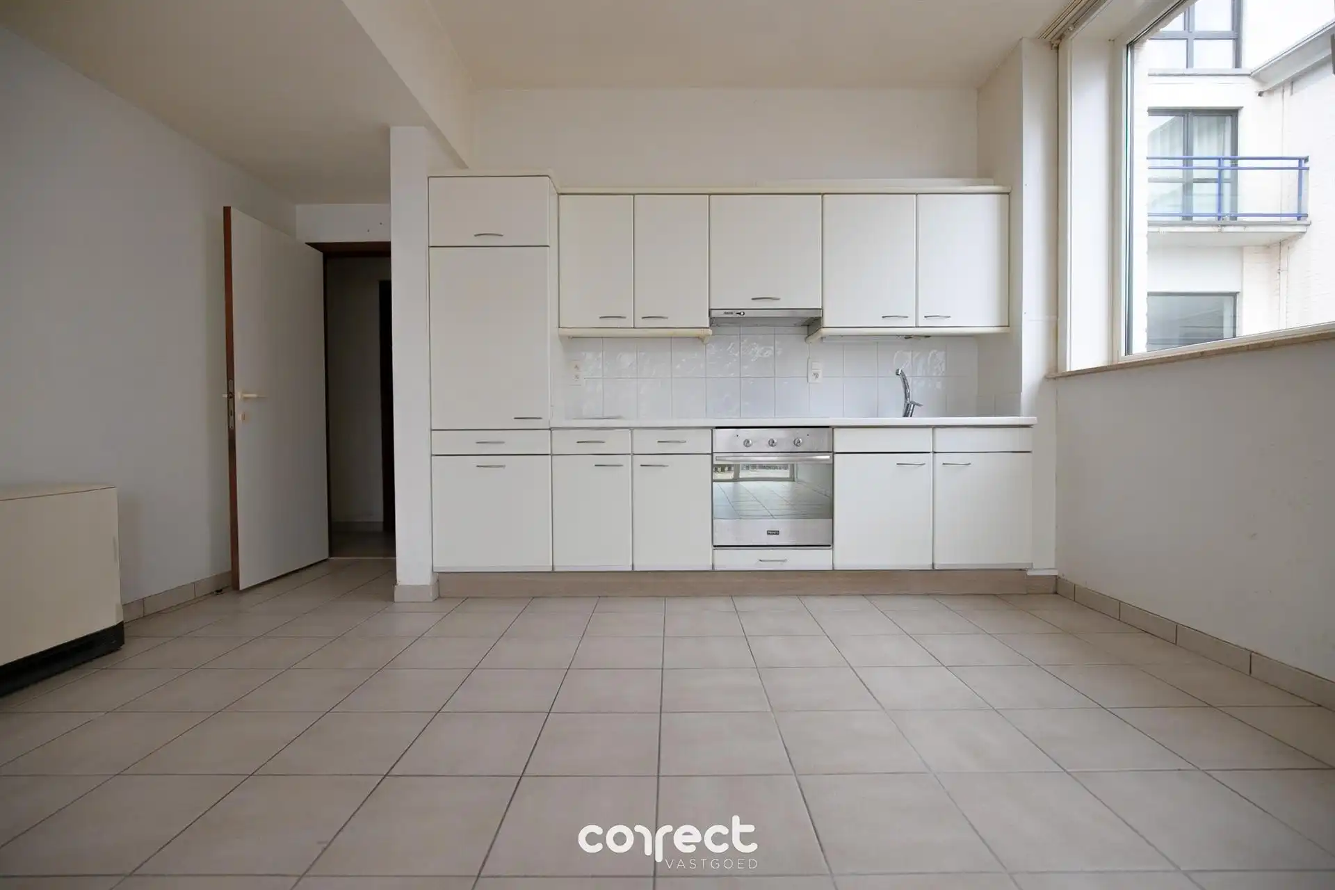 Op te frissen gelijkvloers appartement met 2 slaapkamers. foto 3