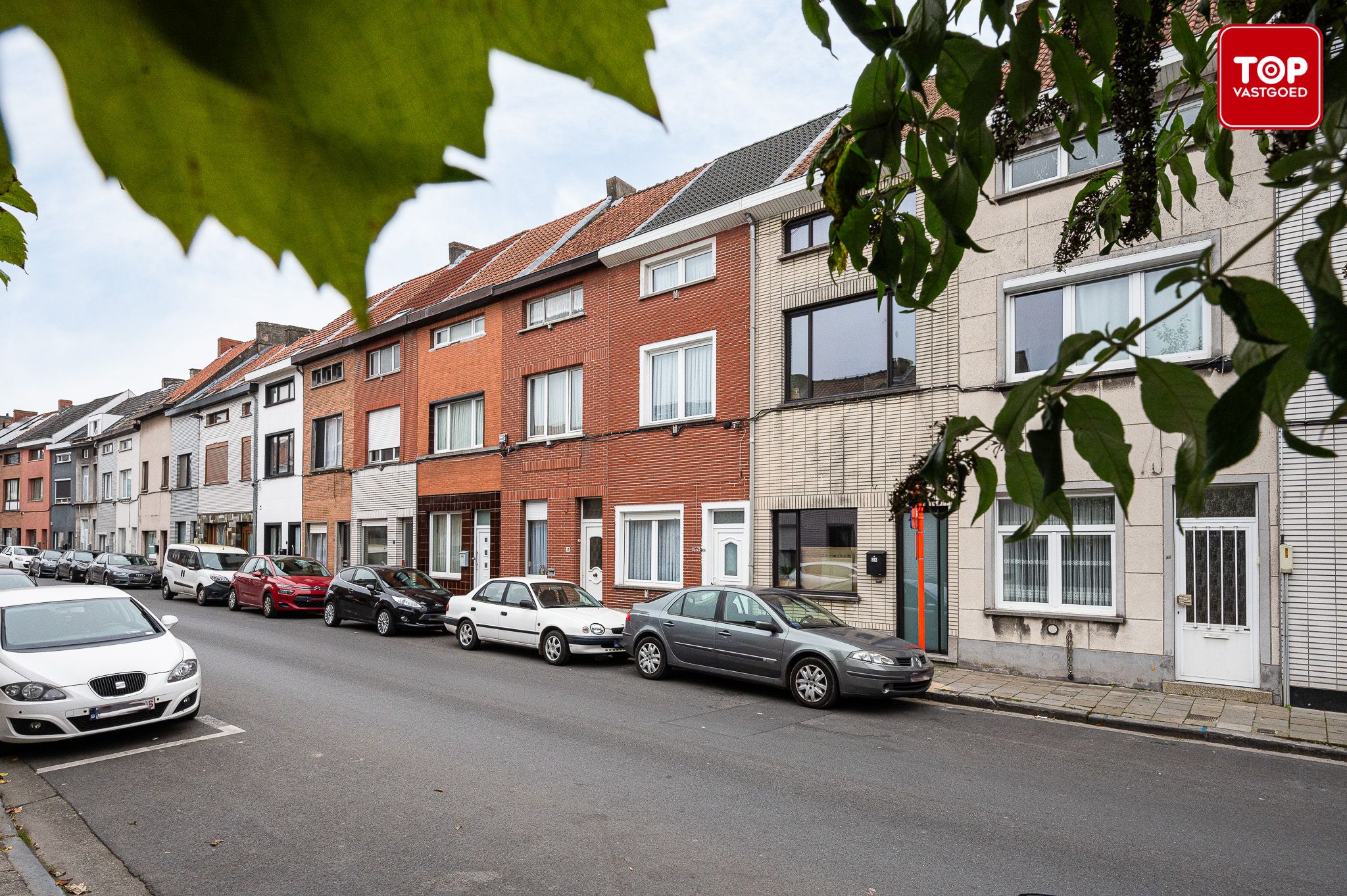 Ruime en instapklare woning met 4 slaapkamers, nabij centrum Gent foto {{pictureIndex}}