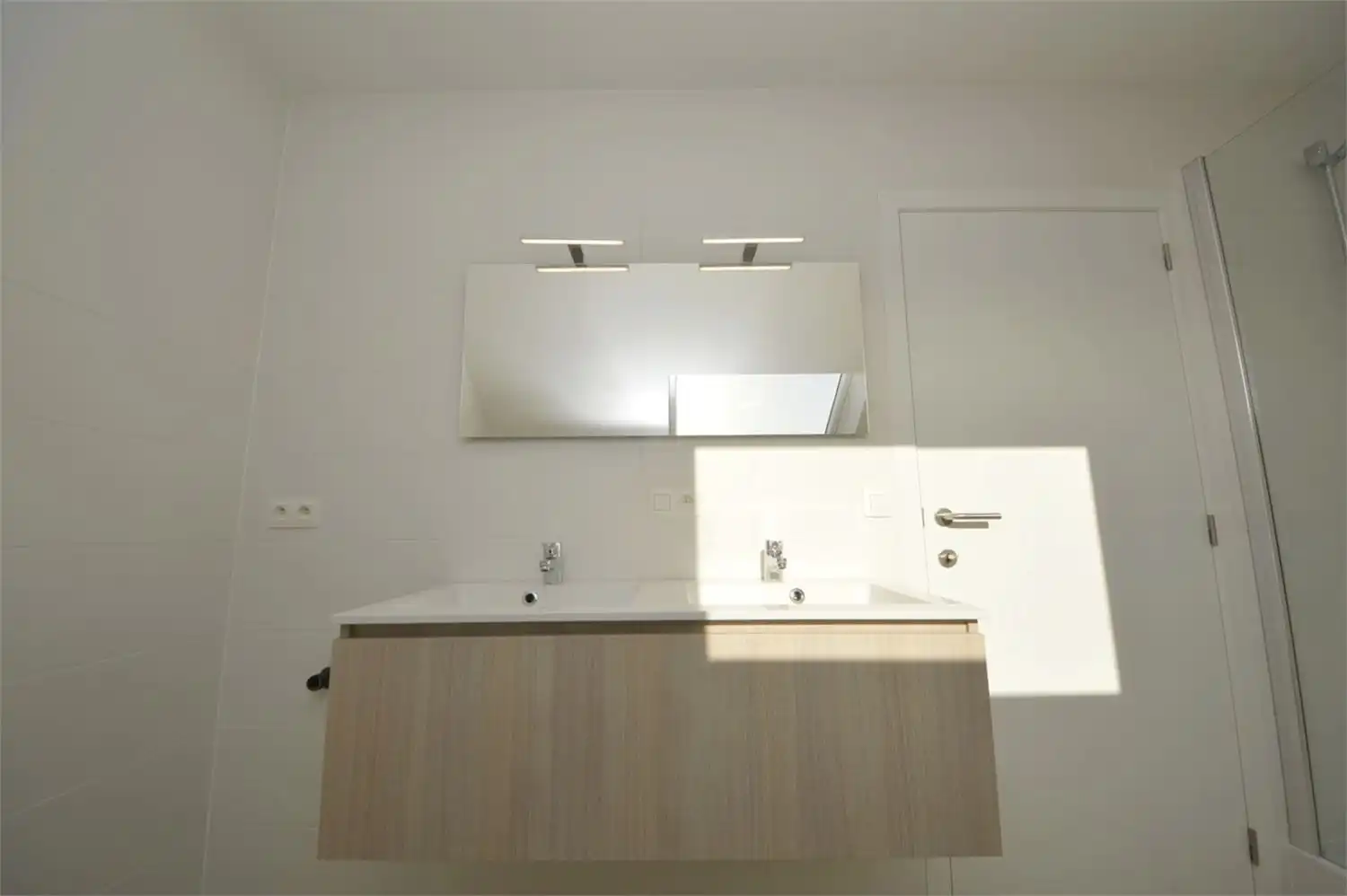 COMPLEET VERNIEUWDE DUPLEX MET ZEER RUIM ZONNIG TERRAS foto 12