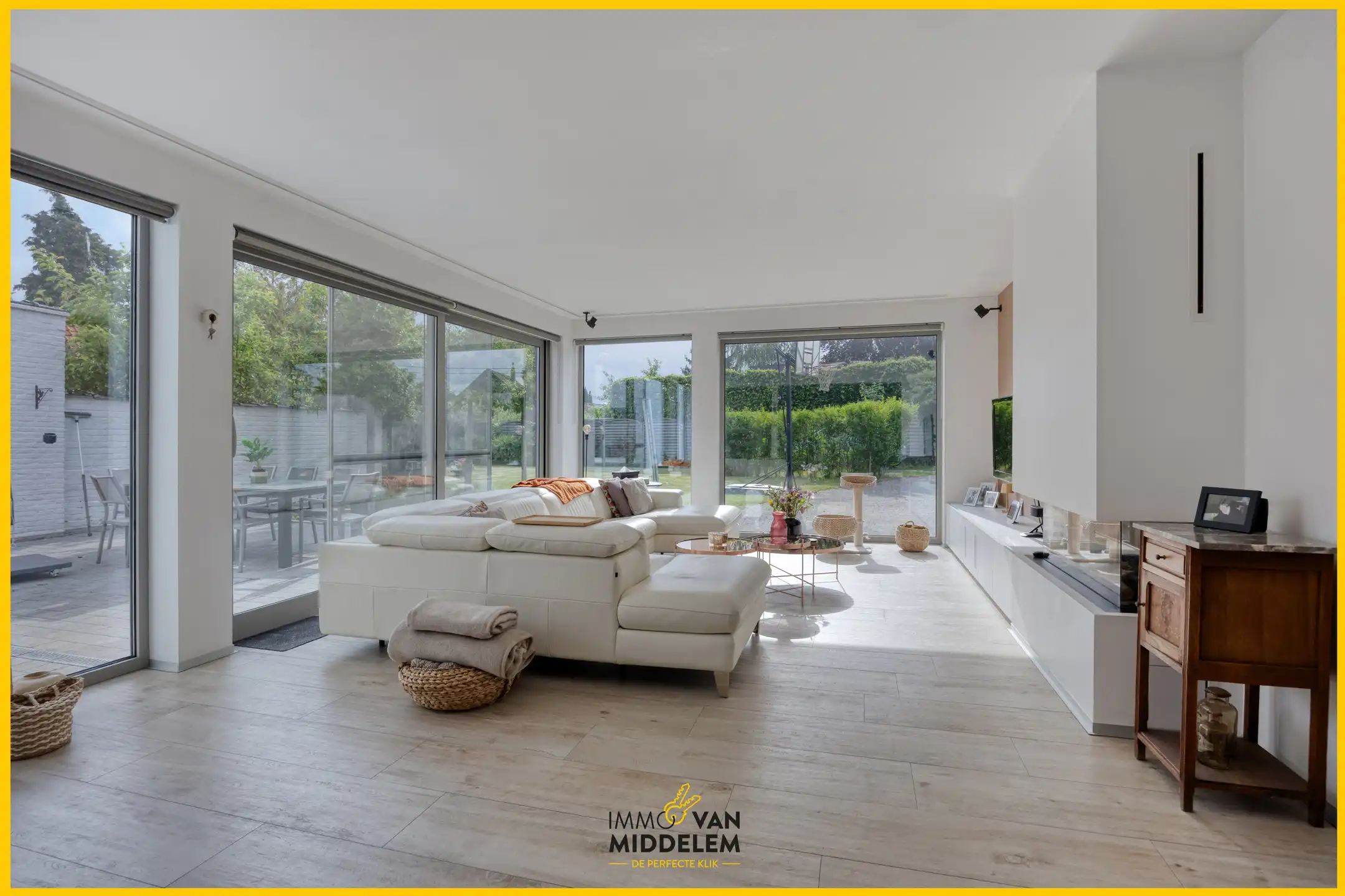 RUIME WONING MET 5 KAMERS, TERRAS, TUIN & PARKING foto 2