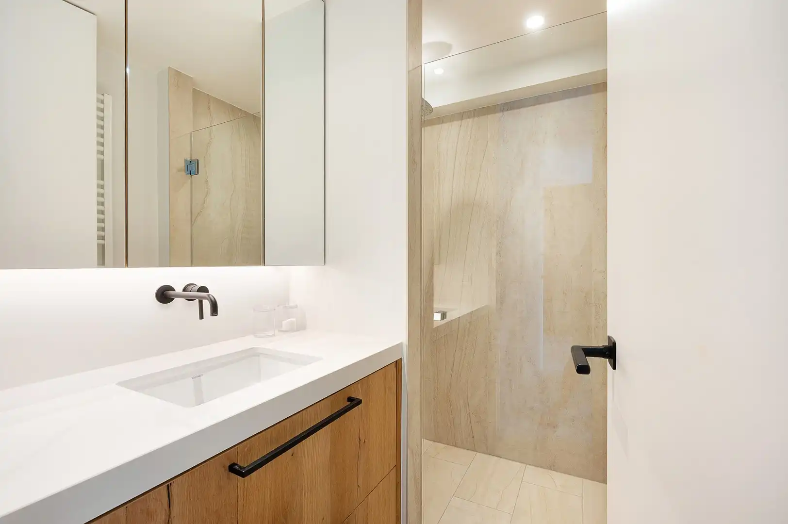 Instapklaar gemeubeld appartement met zeezicht. foto 25