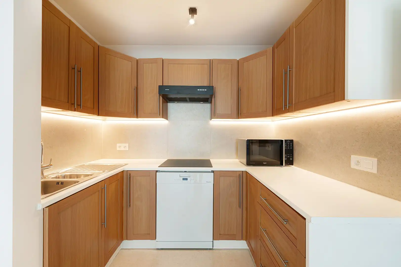 Modern instapklaar appartement met 2 slaapkamers en zijdelings zicht op zee. foto 6