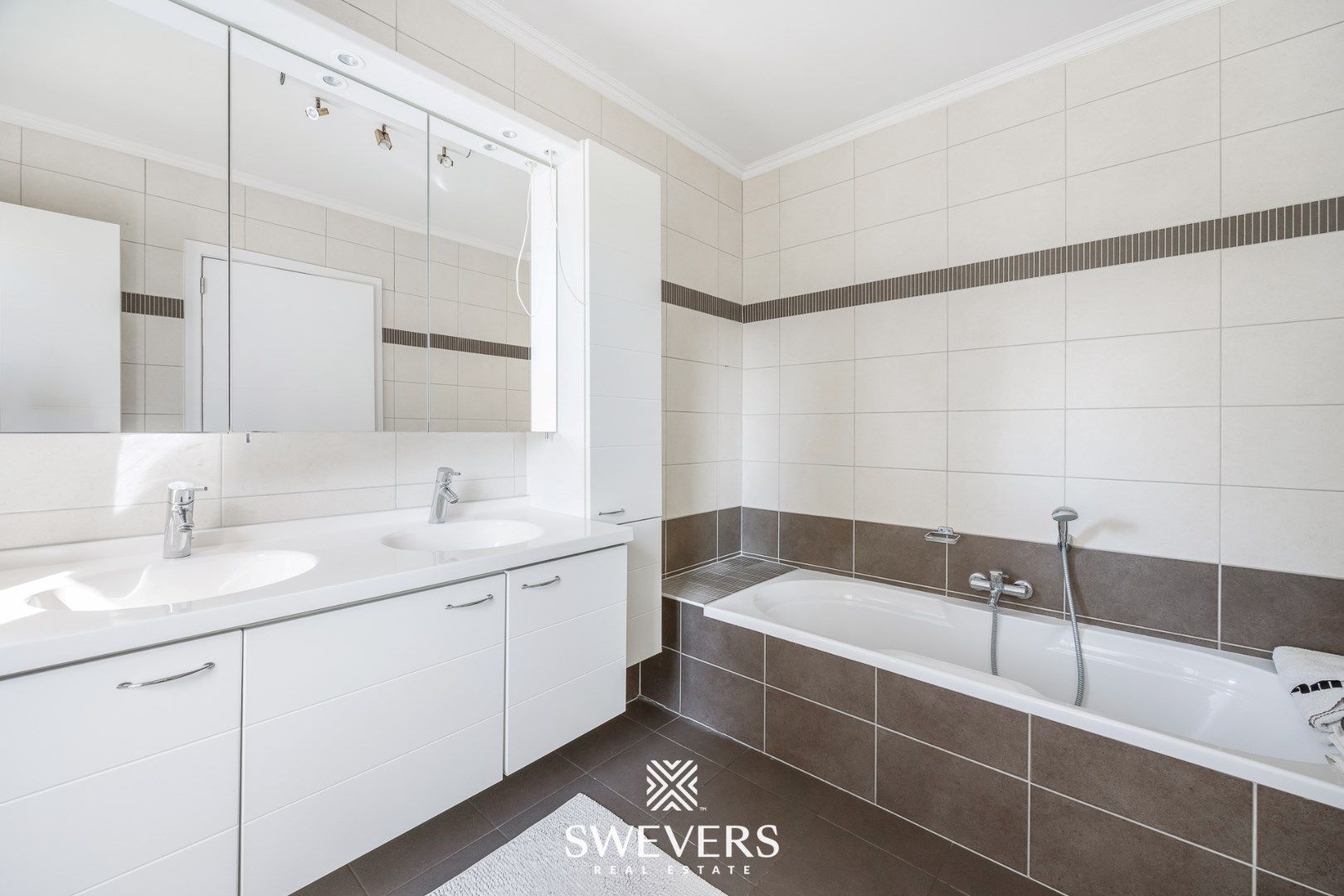 Ruim en modern appartement met zicht op de haven in bruisend Quartier Blue foto 16