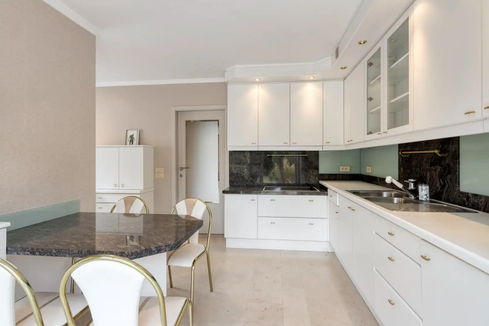 Instapklare woning met 3 SLPKS nabij het centrum van Mol !  foto 9