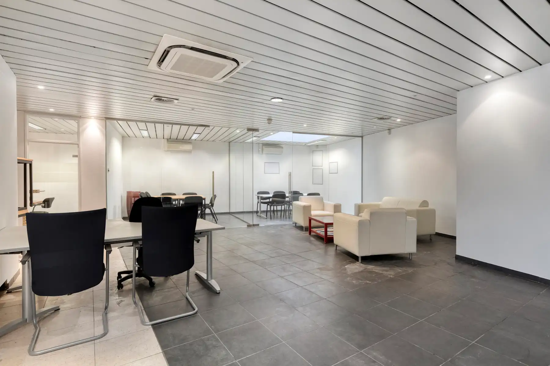 Topgelegen kantoorruimte voor medische praktijk foto 7