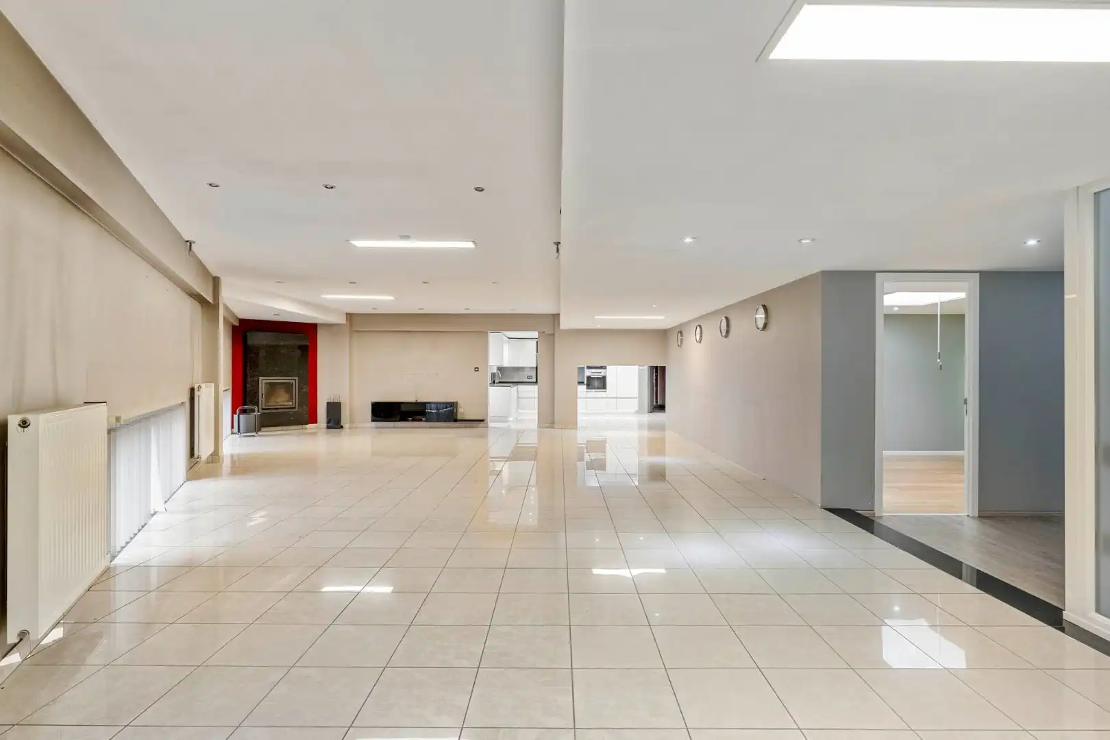 Bedrijfsgebouw met kantoren, magazijnen en woonst - groot 2580 m² foto 31