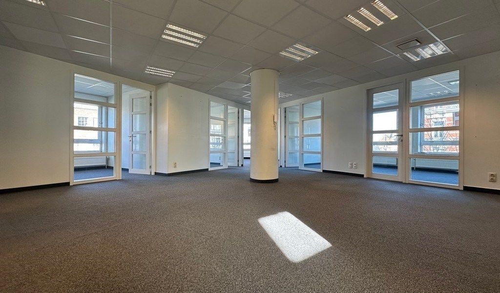 Lichtrijk kantoor te huur in hartje Gent foto 2