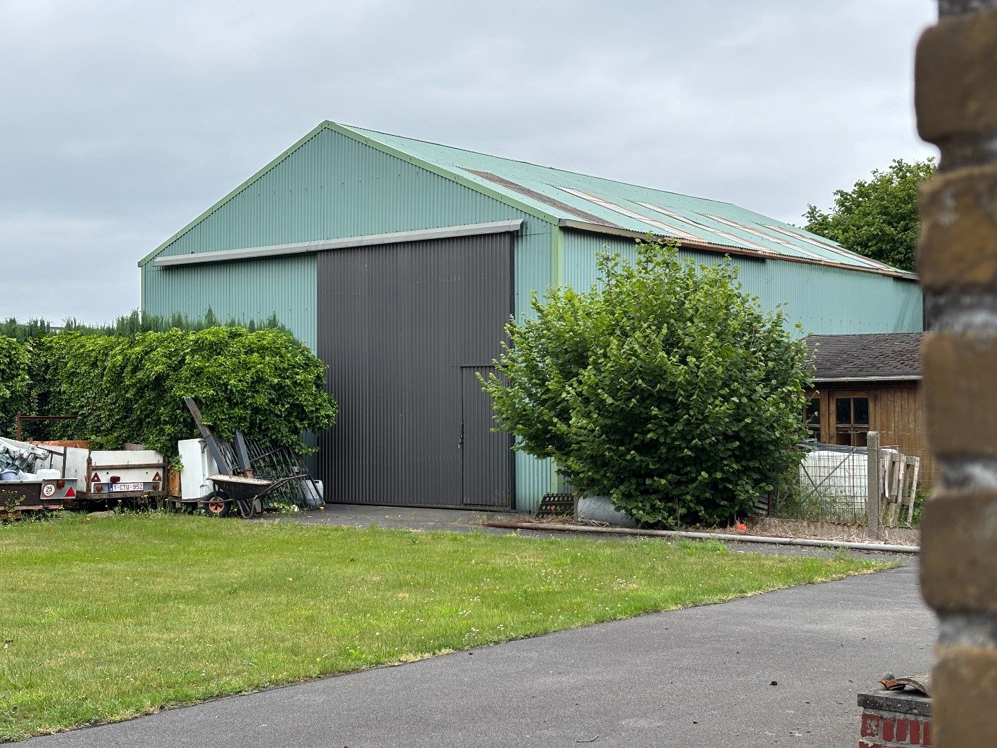 Te renoveren woning met magazijn, tuinhuis en dubbele garage foto 4
