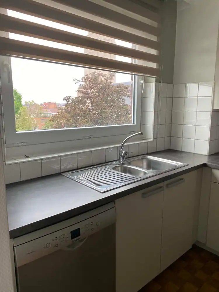 Te Huur – Goedgelegen 2-slaapkamerappartement met terras en garagebox foto {{pictureIndex}}