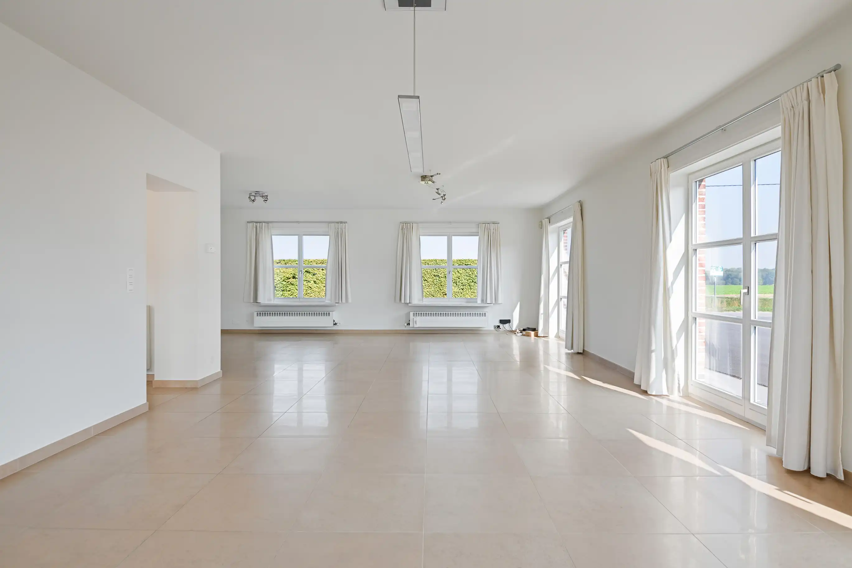 Tijdloze landbouwwoning met drie loodsen foto 8
