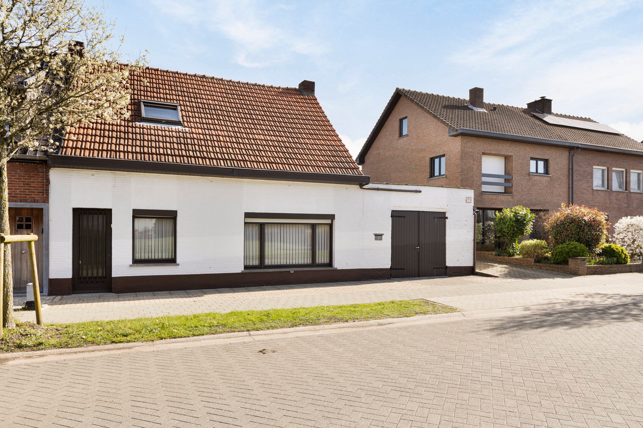 Hoofdfoto van de publicatie: Te renoveren woning met grote garage/werkplaats op 941m²