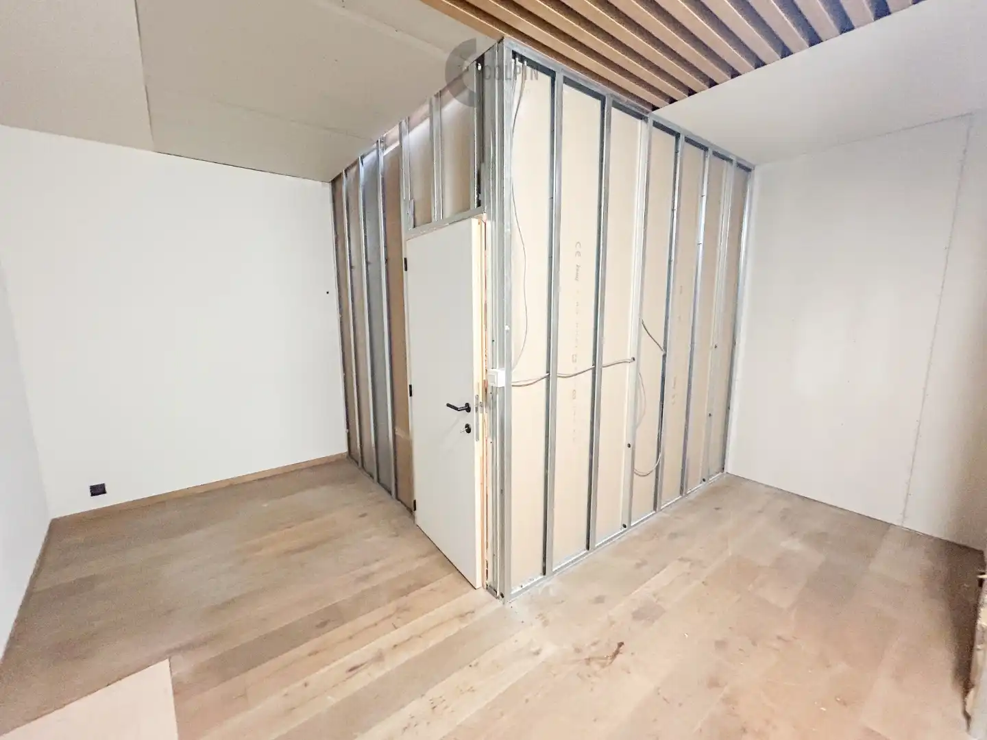 Instapklaar handelspand op topligging in hartje Knokke-Heist, nabij de zeedijk en het Heldenplein. foto 12