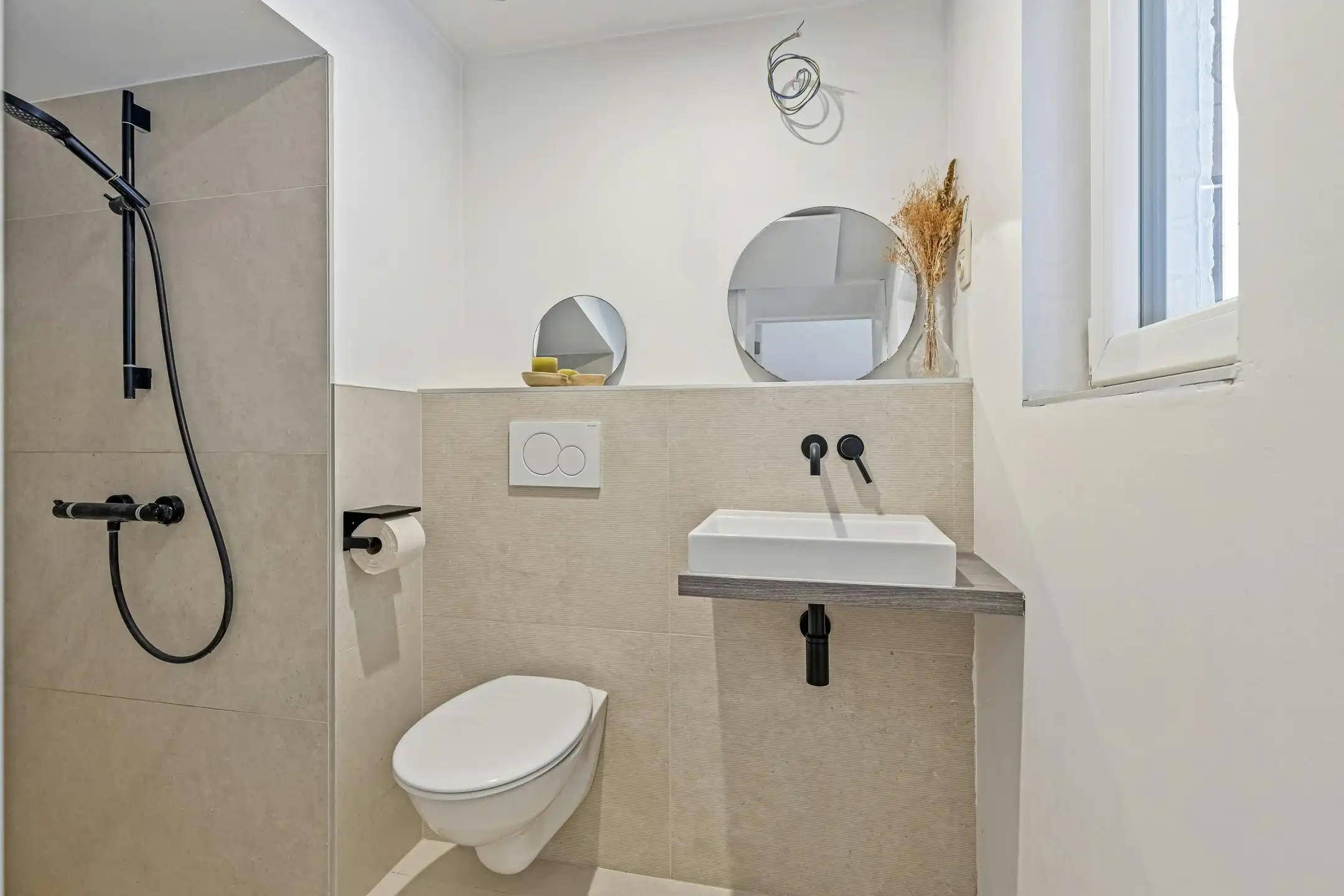 Instapklaar 2 slaapkamer appartement te koop in Heist foto 11