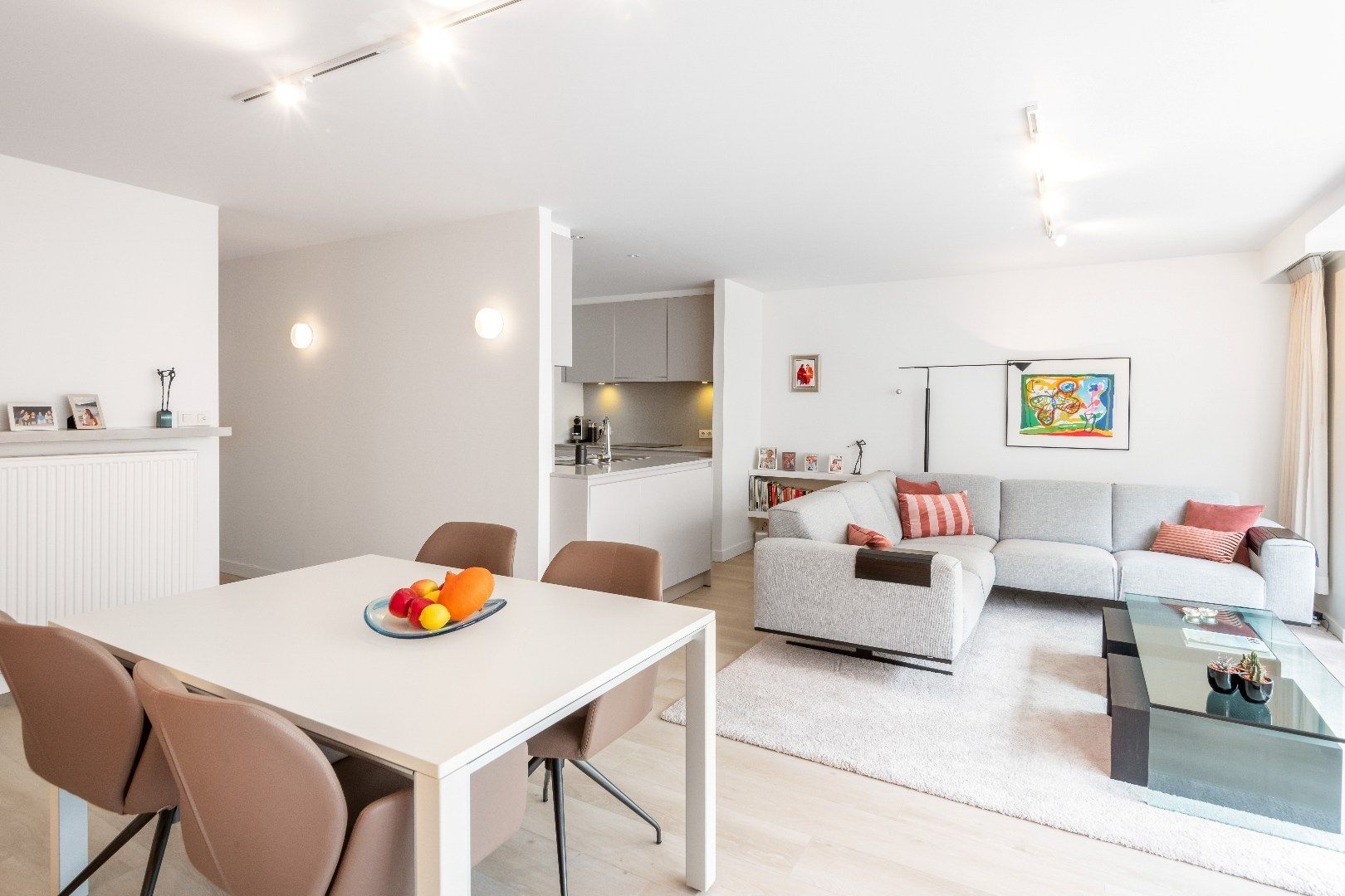 Instapklaar 3-slaapkamer appartement gelegen op de Paul Parmentierlaan vlakbij de winkels van de Lippenslaan. foto 2