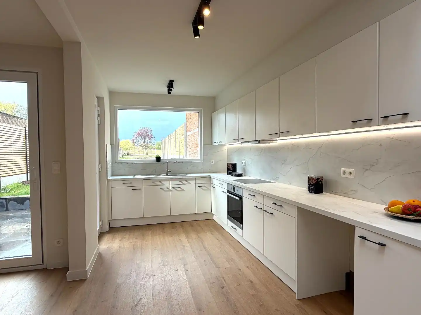 Gerenoveerde gezinswoning met 3 slaapkamers, tuin en garage. foto 4