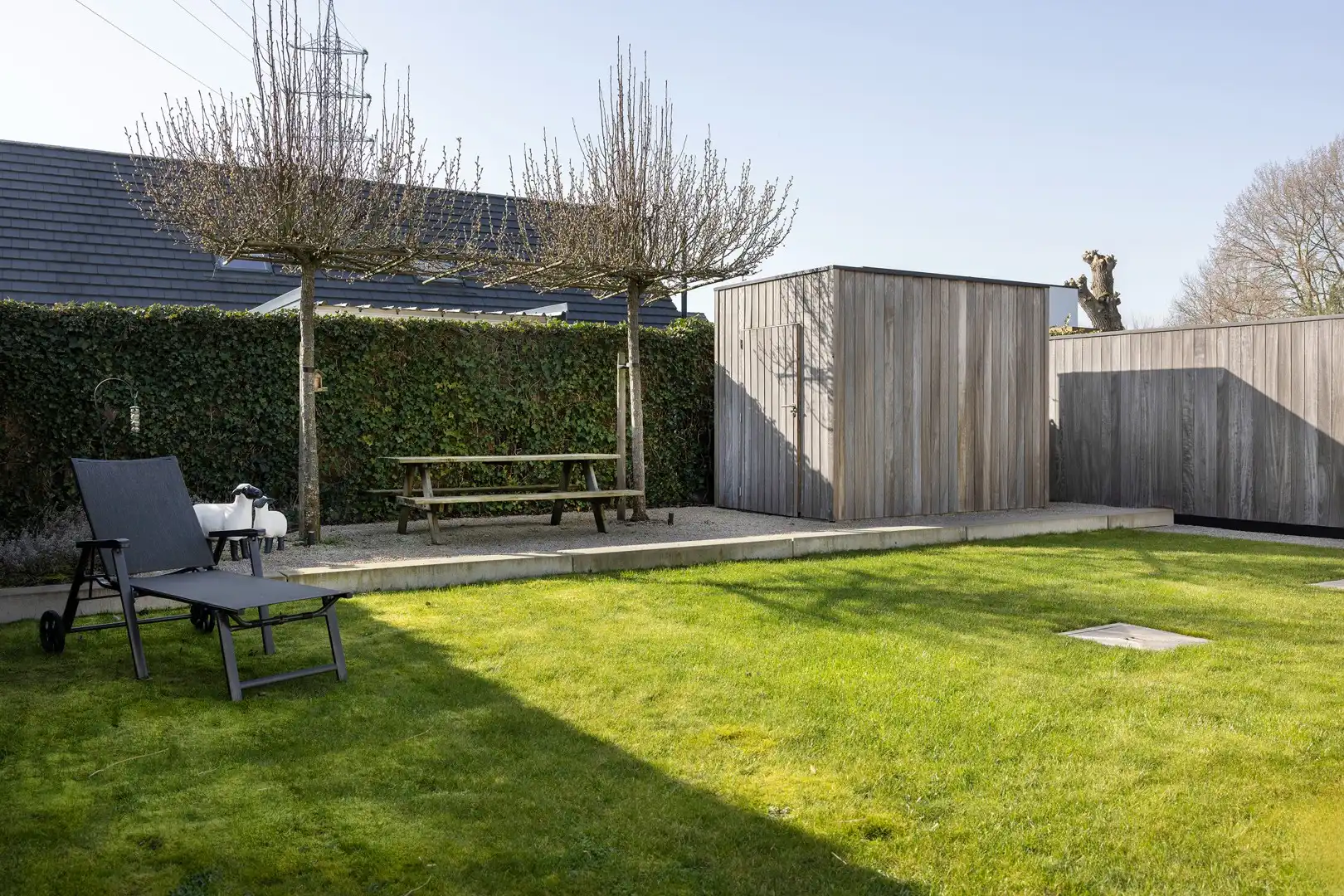 Jonge halfopenwoning met inpandige garage en aangename tuin. foto 9