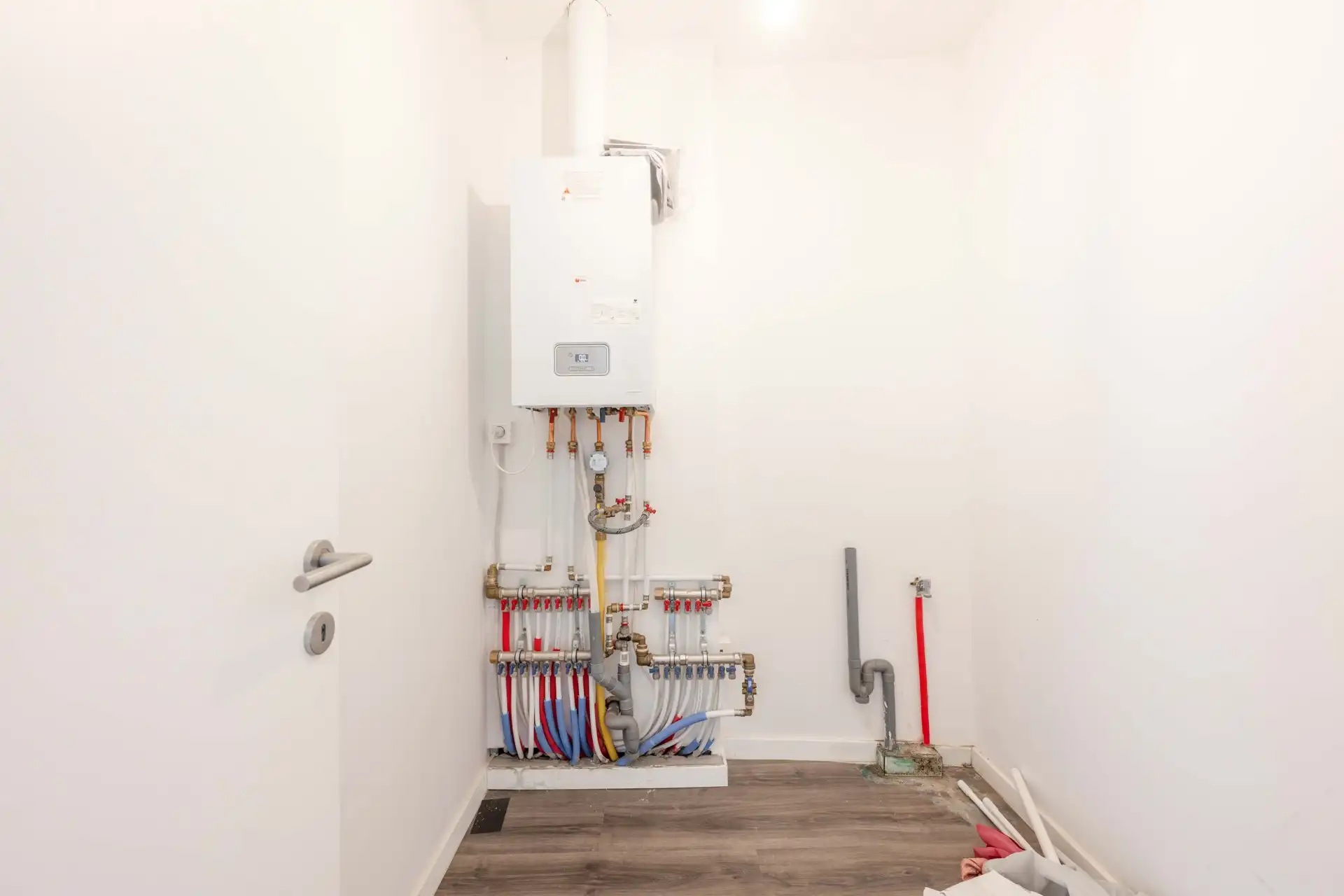Volledig gerenoveerde rijwoning met 3 slaapkamers, 2 badkamers & gezellige binnenkoer in Wevelgem foto 11