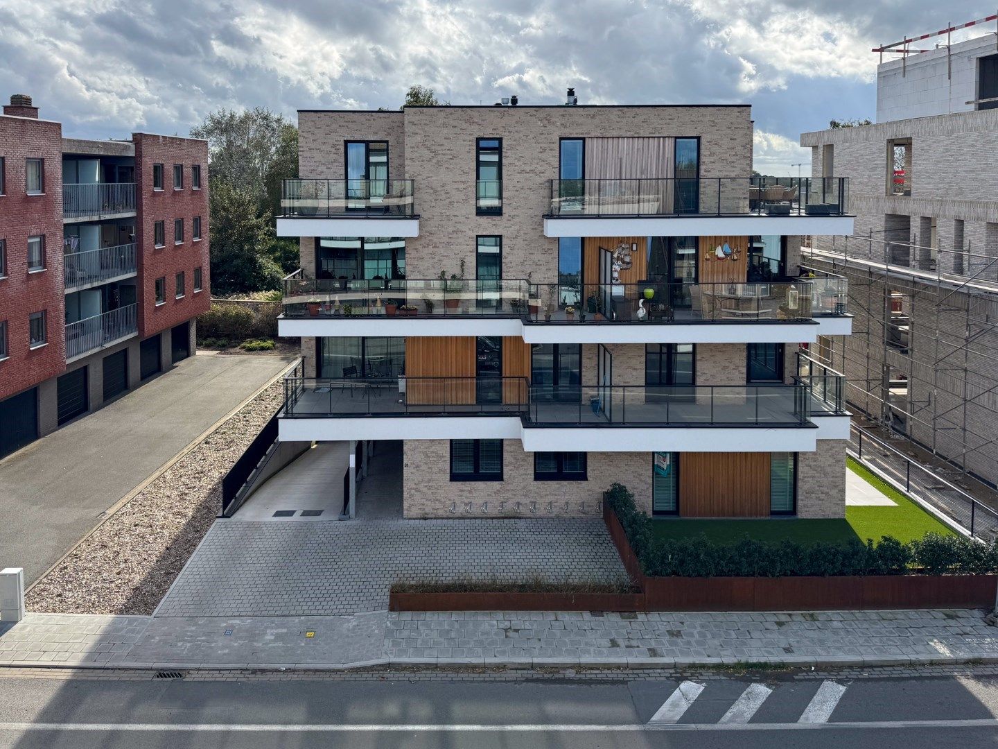 Prachtig gelijkvloersappartement met 2 slaapkamers, ruime tuin en garage. foto 1