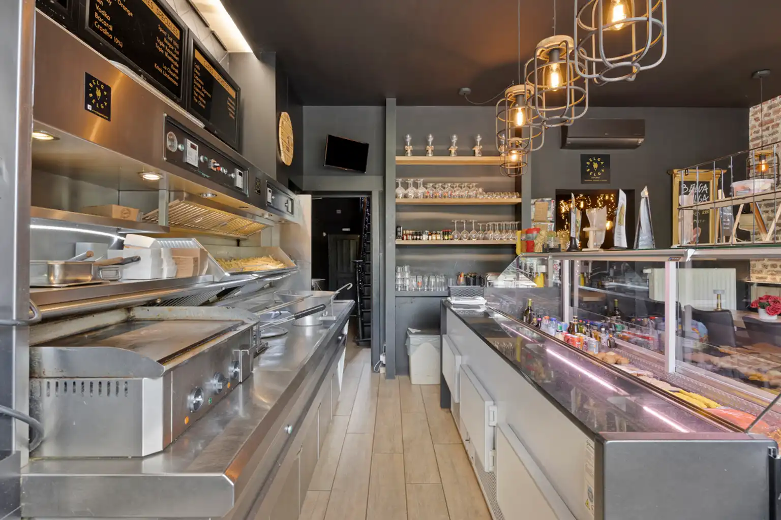 Handelspand met woonst nabij de markt van Wemmel. foto 4