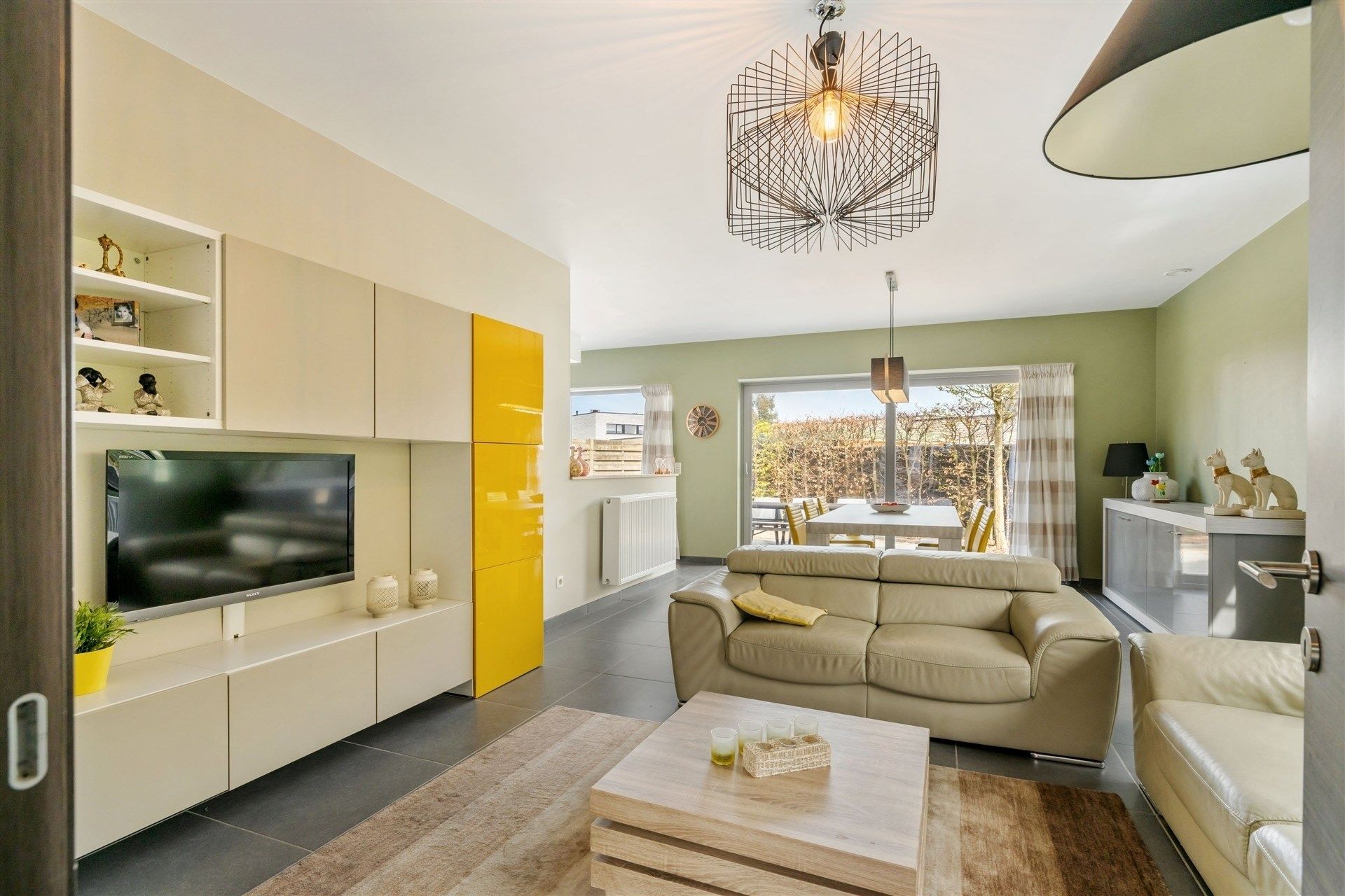 Recente gezinswoning met 3 slaapkamers en inpandige garage (BJ 2014) foto 2