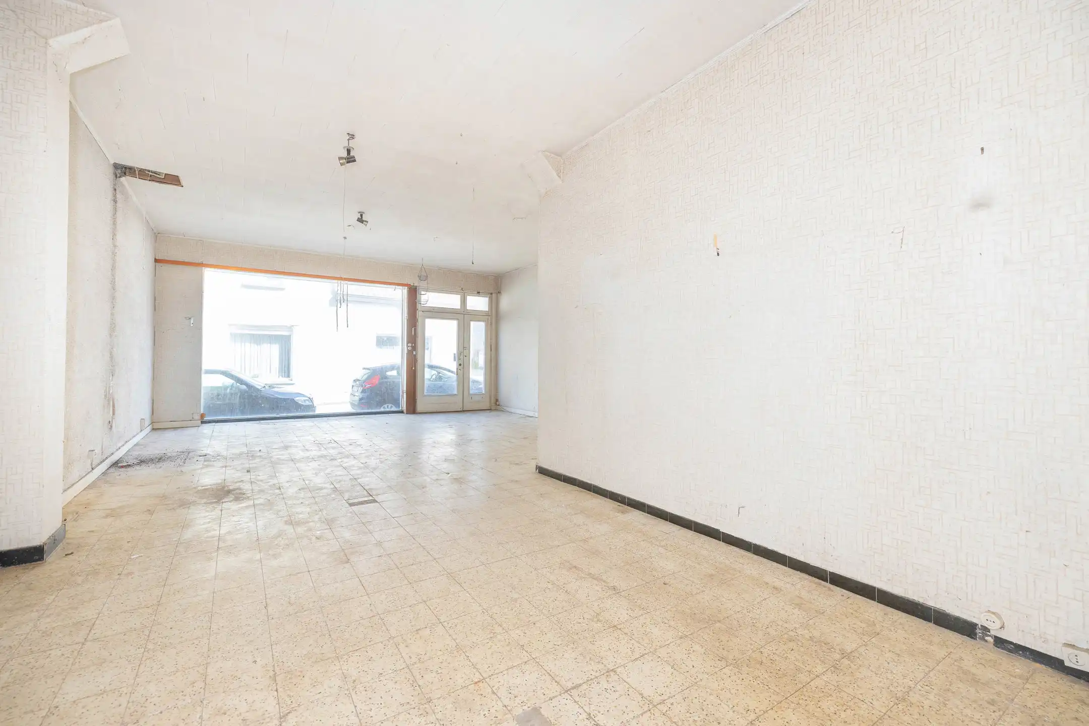 Te renoveren woonhuis met winkel foto 3