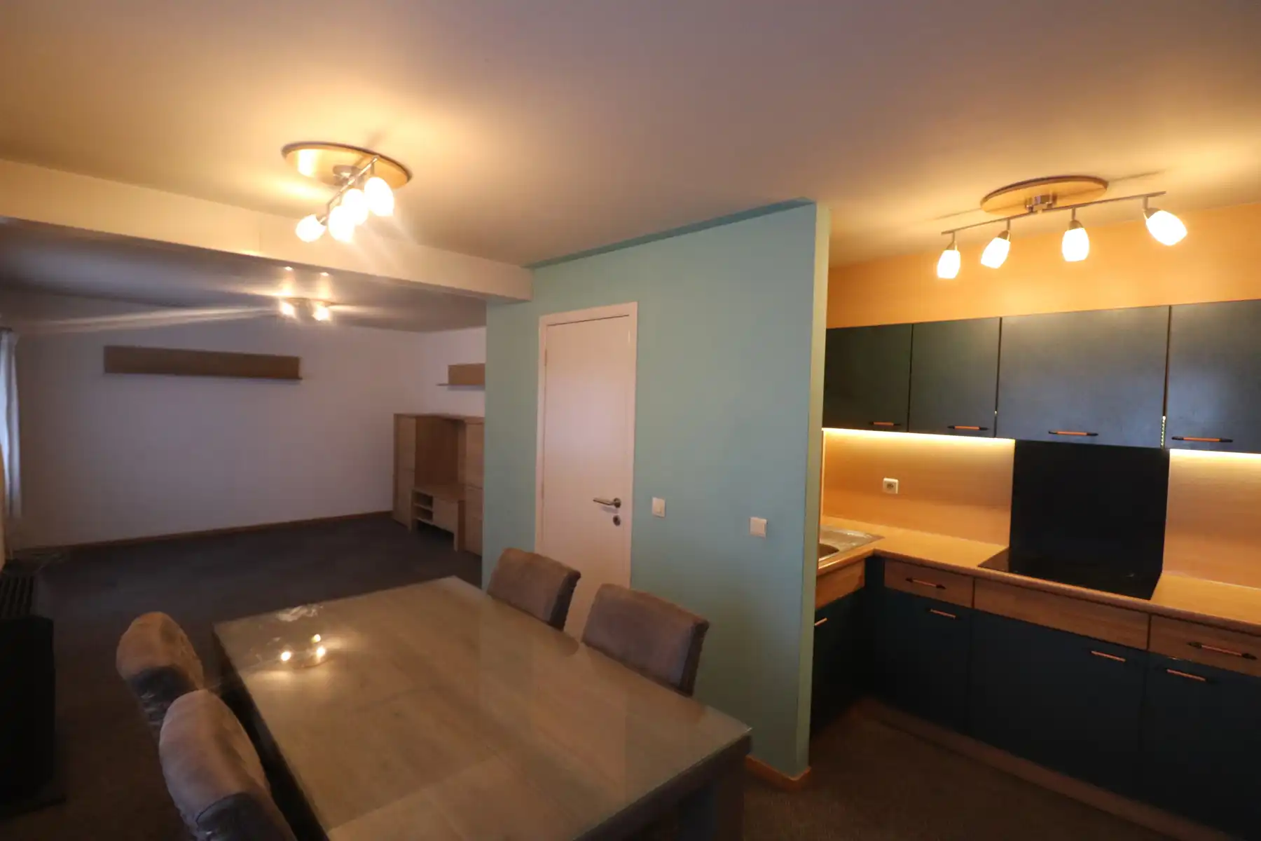 Een appartement op de 1ste verdieping met 3 slaapkamers en garage vlakbij het centrum van Beerse. foto 2