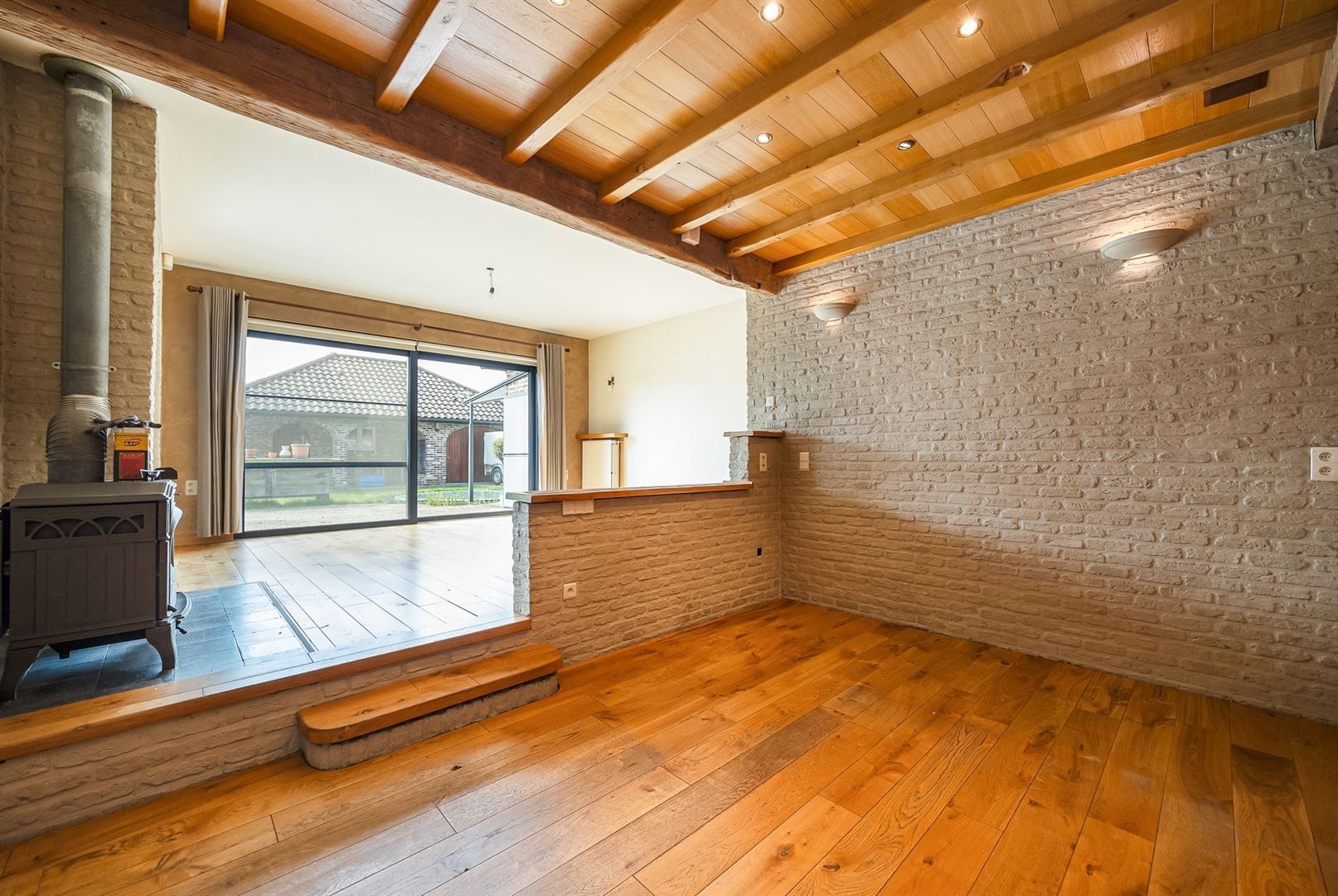 Woning in zuiderse stijl met ruim bijgebouw op Zuid perceel. foto 3