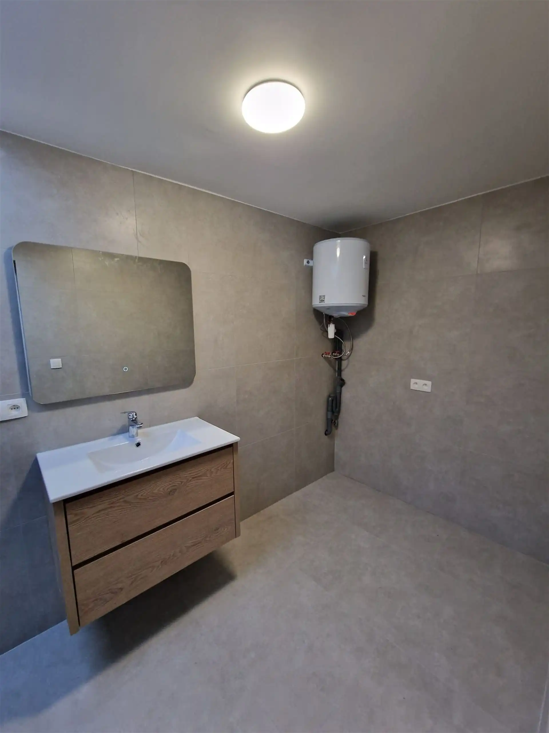 VOLLEDIG VERNIEUWDE STUDIO MET SLAAPHOEK  foto 6