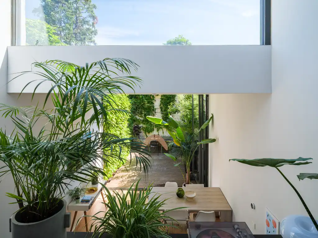 Opportuniteit - omgeving Visserij. Instapklare en unieke burgerwoning met split-levels, &nbsp;3slpk’s + bureauruimte en aangename stadstuin op een zeer gegeerde locatie te Gent. foto {{pictureIndex}}