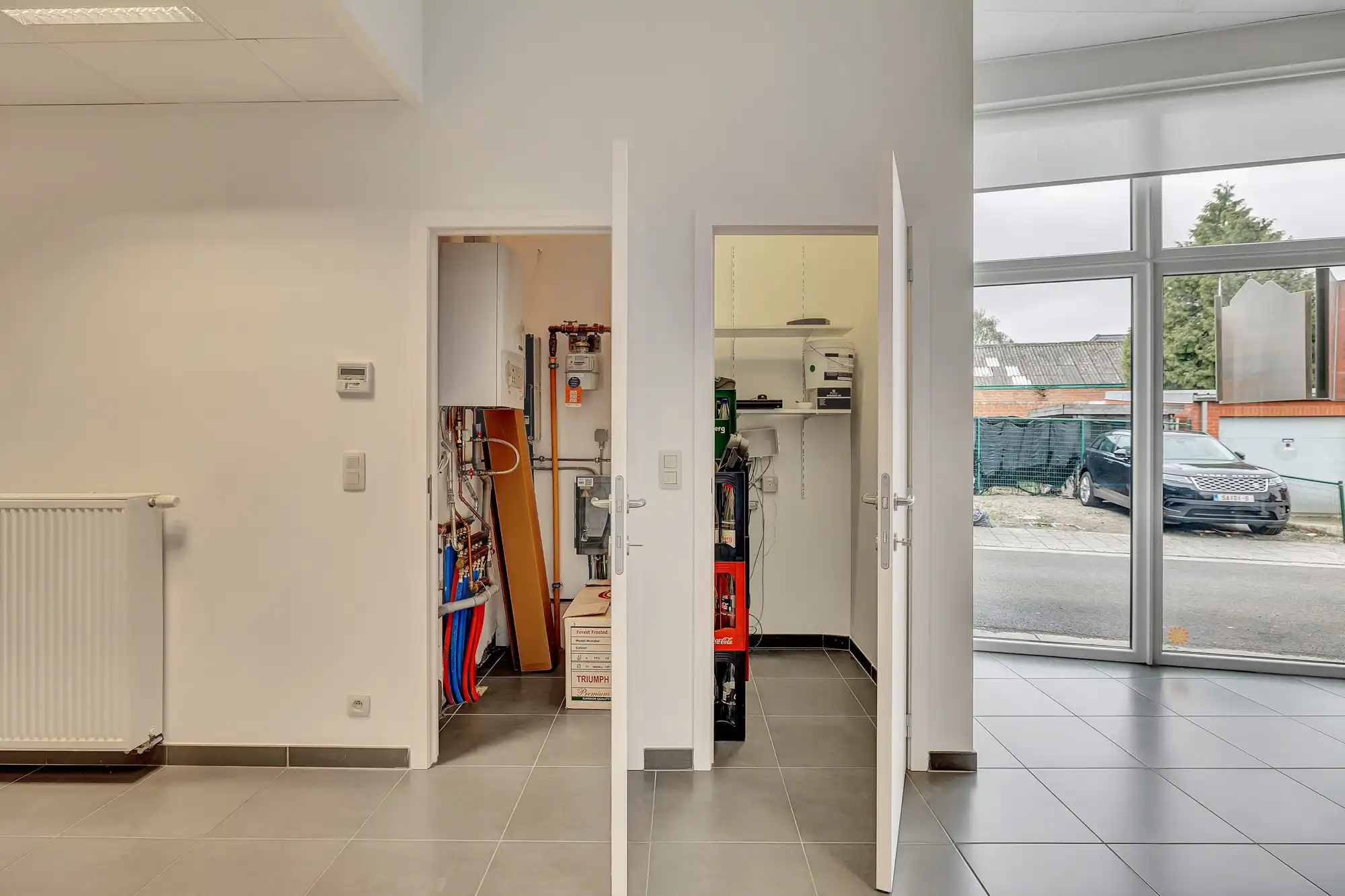 Instapklaar commercieël gelijkvloers met parking in Aalst foto 13