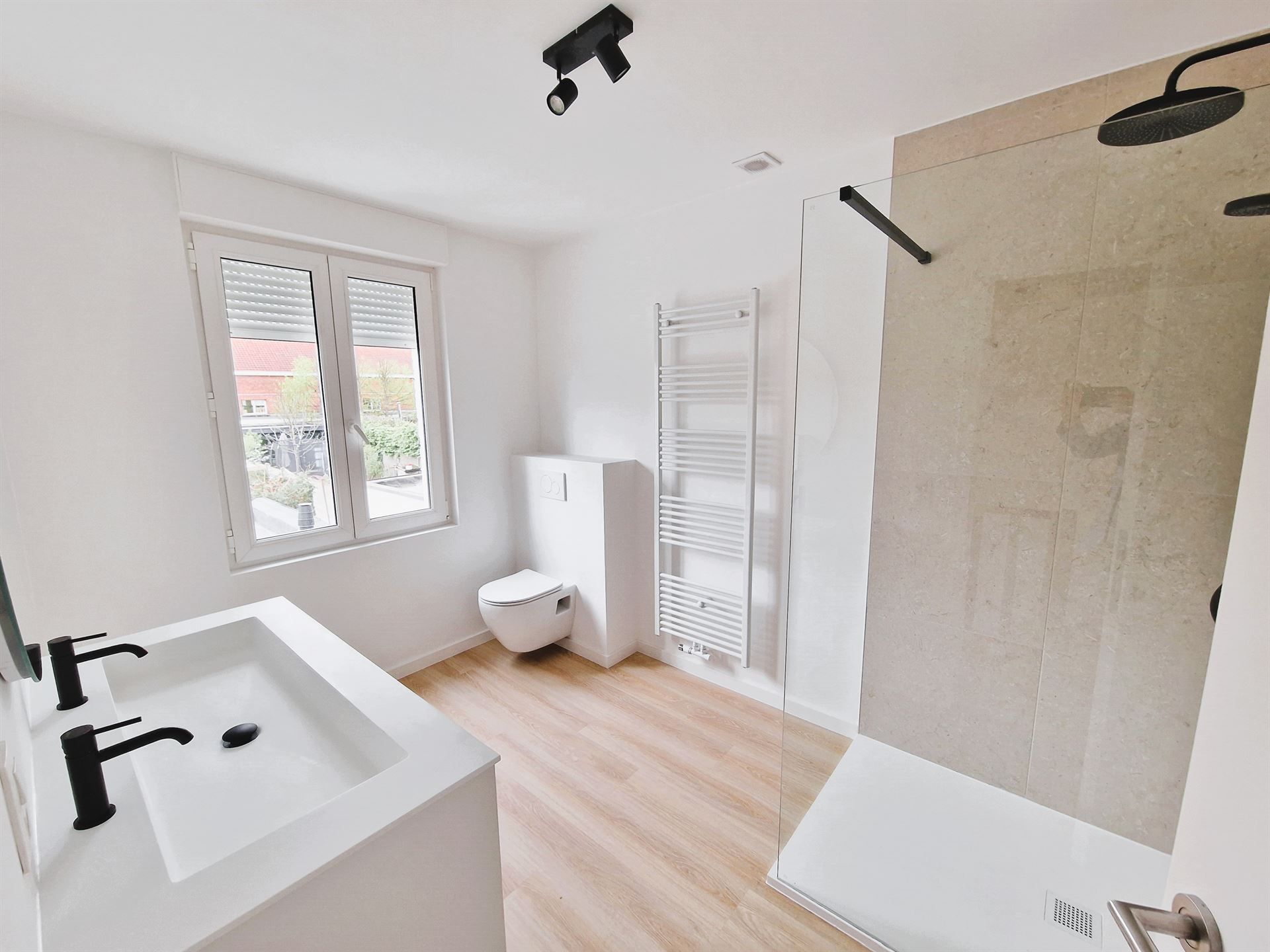 Gerenoveerde woning met 2 slpk en tuin foto 10