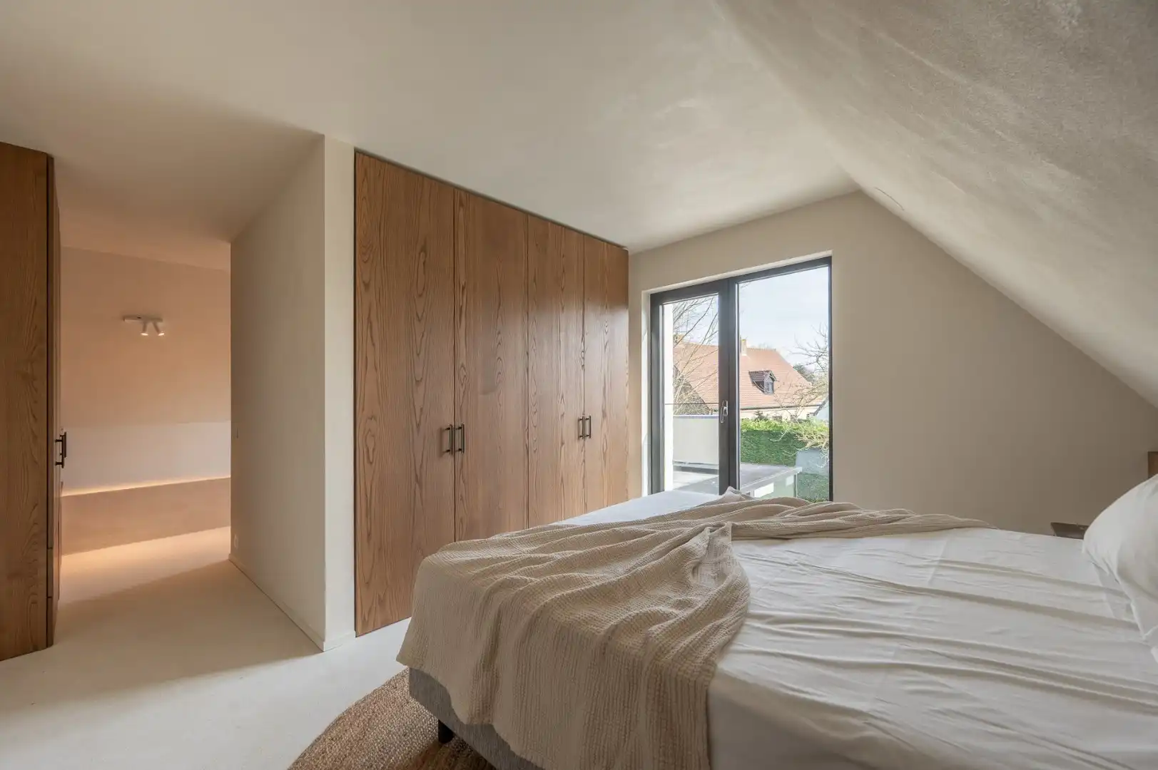 Alleenstaande en luxueus gerenoveerde villa op een rustige en residentiële ligging in Knokke foto 17