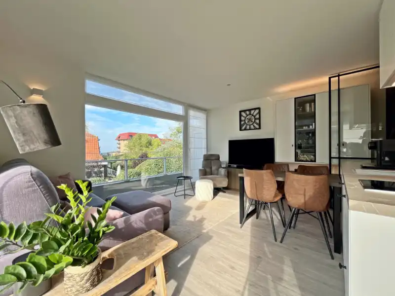 MODERN GERENOVEERDE STUDIO MET APARTE SLAAPHOEK VLAK BIJ DE ZEE EN HET SYCOD foto {{pictureIndex}}