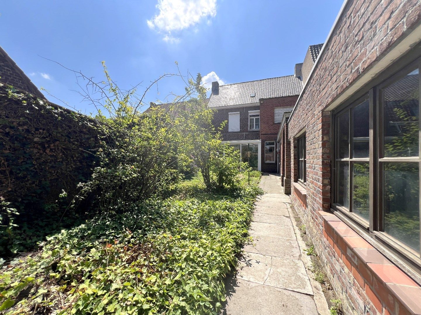 Karaktervolle burgerwoning met 3 slaapkamers, 2 garages en een mooi stukje tuin te koop in Rollegem foto 24