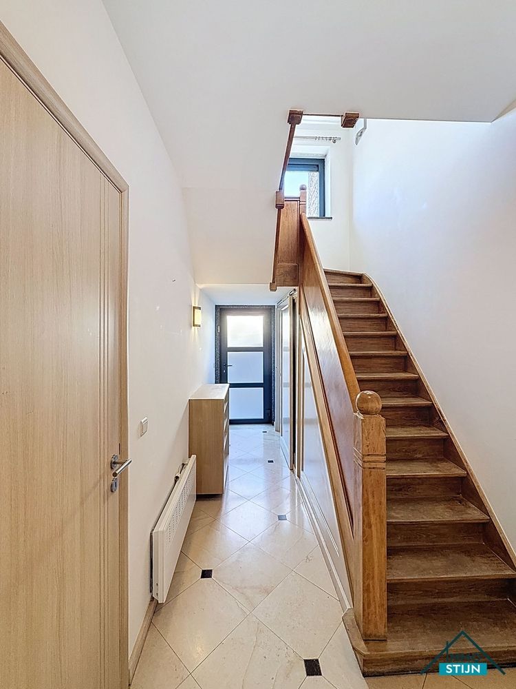 Centraal gelegen woning met garage foto 4