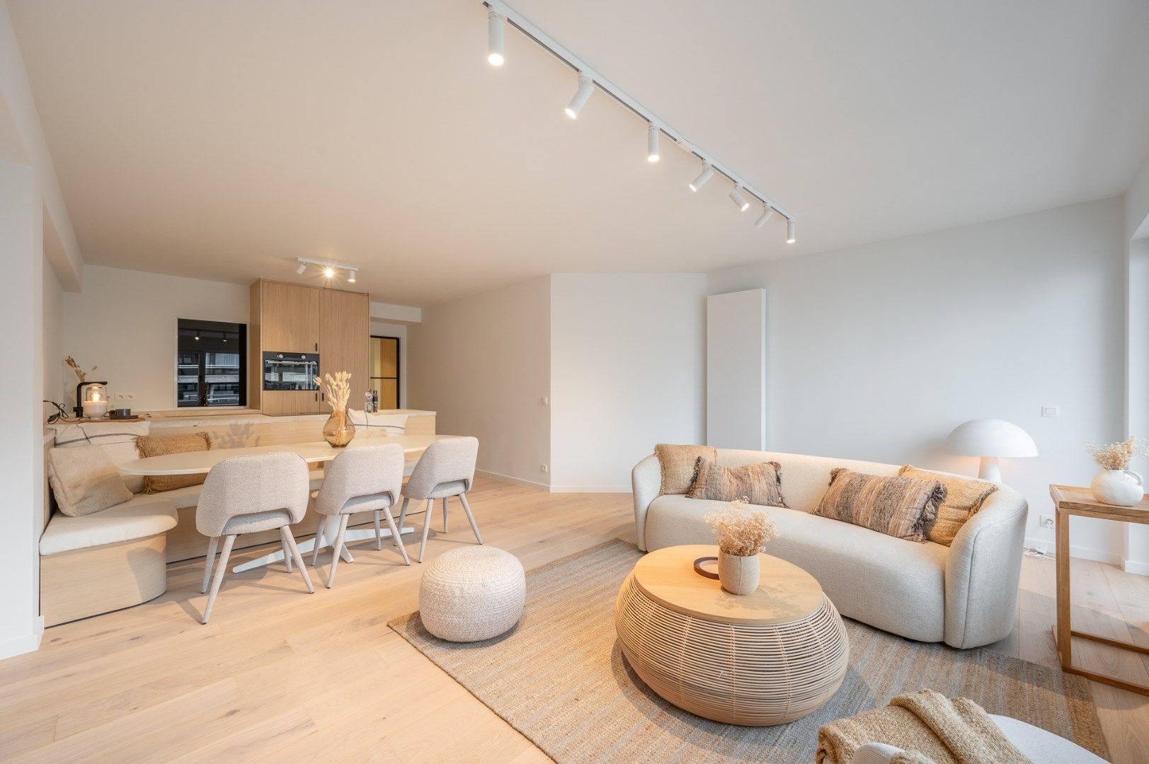 Luxueus gerenoveerd appartement met 3 slpks.  foto 2